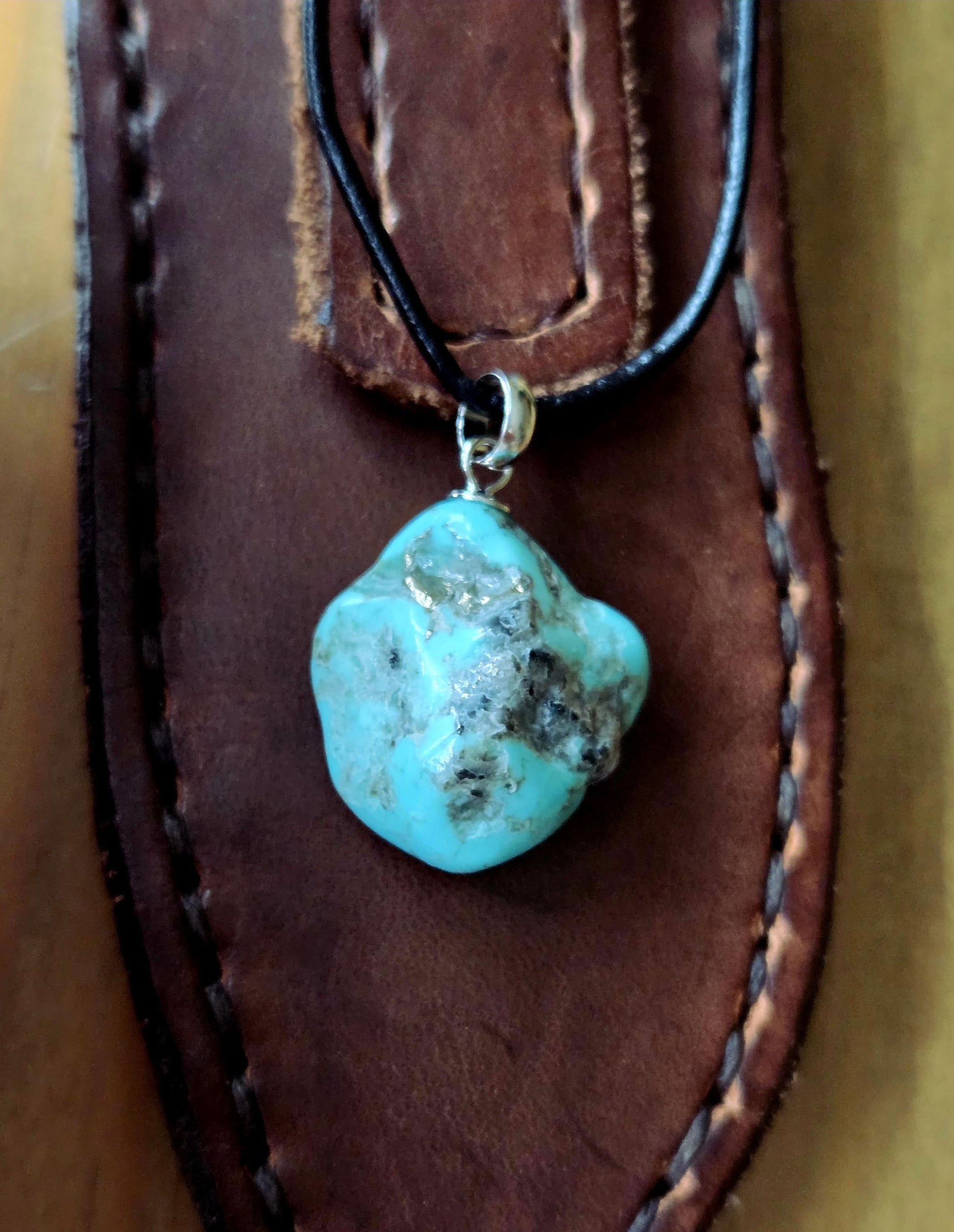 Echter hochwertiger Türkis Anhänger, an 925er Silber Sterling Silber Öse, an verstellbarem Lederband