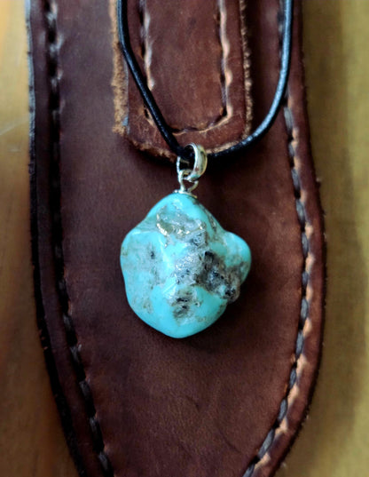 Echter hochwertiger Türkis Anhänger, an 925er Silber Sterling Silber Öse, an verstellbarem Lederband