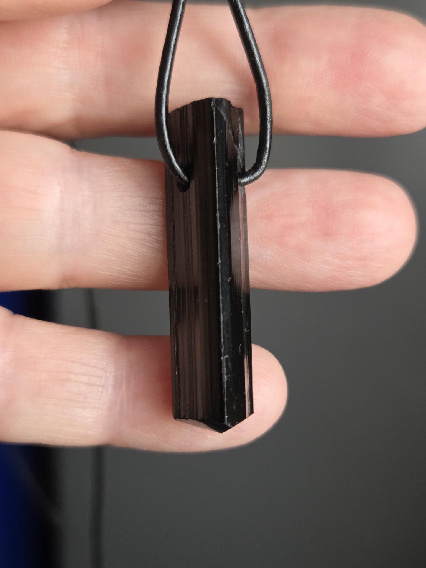 Magischer schwarzer Turmalin Schörl, Oberkante geschliffen, 40 x 10 x 11 mm, gebohrt, an verstellbarem Lederband , gewachsene Spitze.