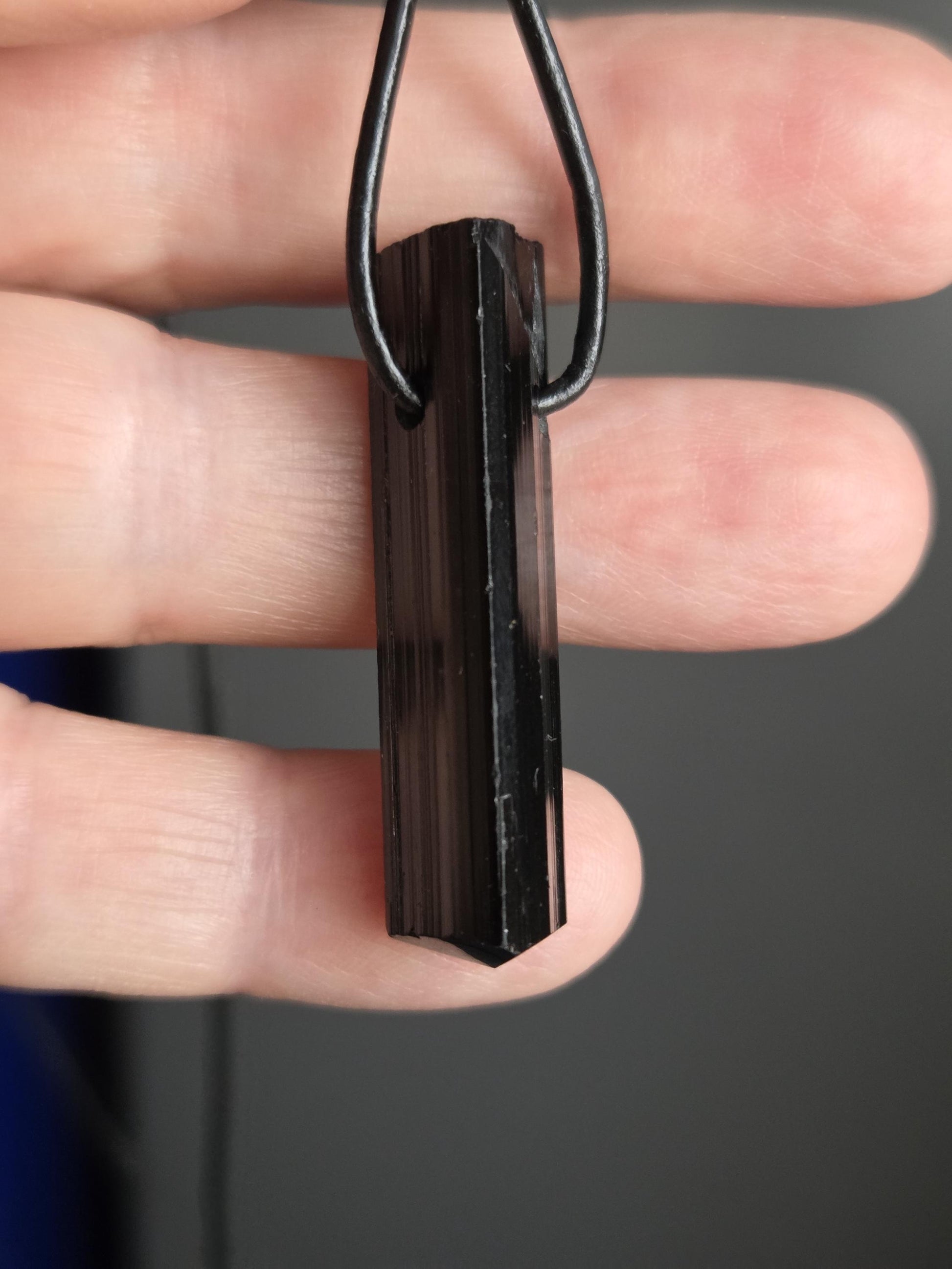 Magischer schwarzer Turmalin Schörl, Oberkante geschliffen, 40 x 10 x 11 mm, gebohrt, an verstellbarem Lederband , gewachsene Spitze.