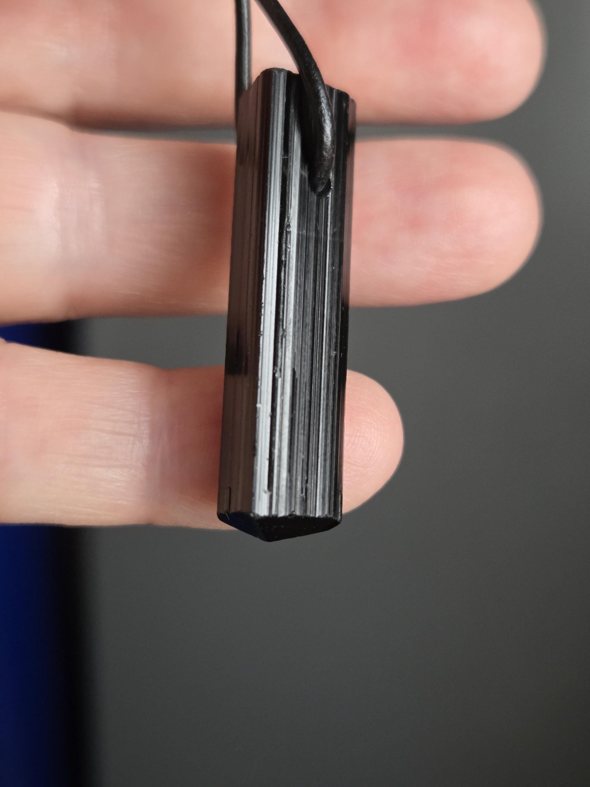 Magischer schwarzer Turmalin Schörl, Oberkante geschliffen, 40 x 10 x 11 mm, gebohrt, an verstellbarem Lederband , gewachsene Spitze.