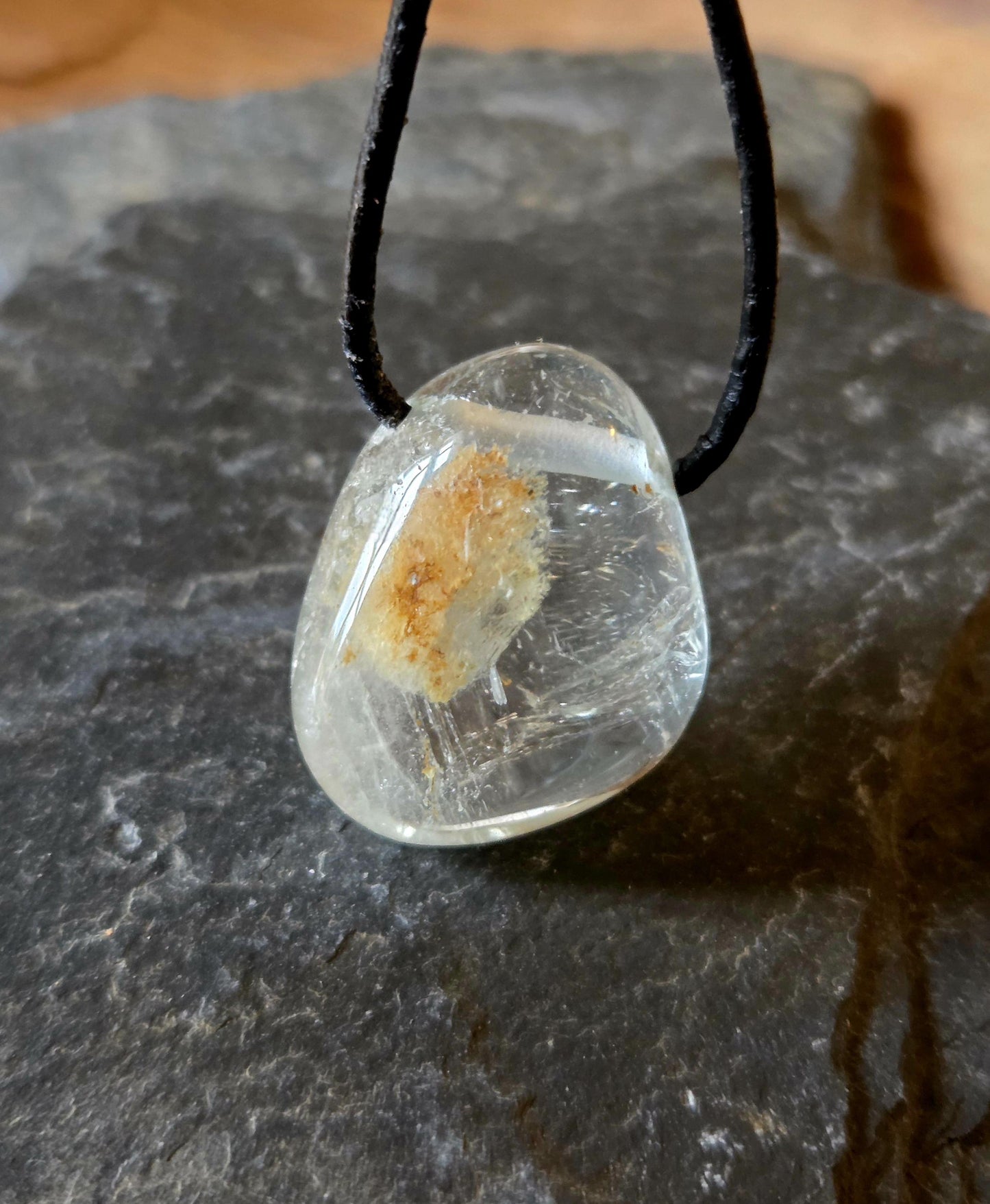 Topas weiß Anhänger, 28 x 23 x 14 mm, gebohrt, an verstellbarem Lederband