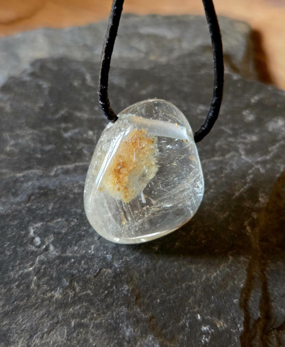 Topas weiß Anhänger, 28 x 23 x 14 mm, gebohrt, an verstellbarem Lederband