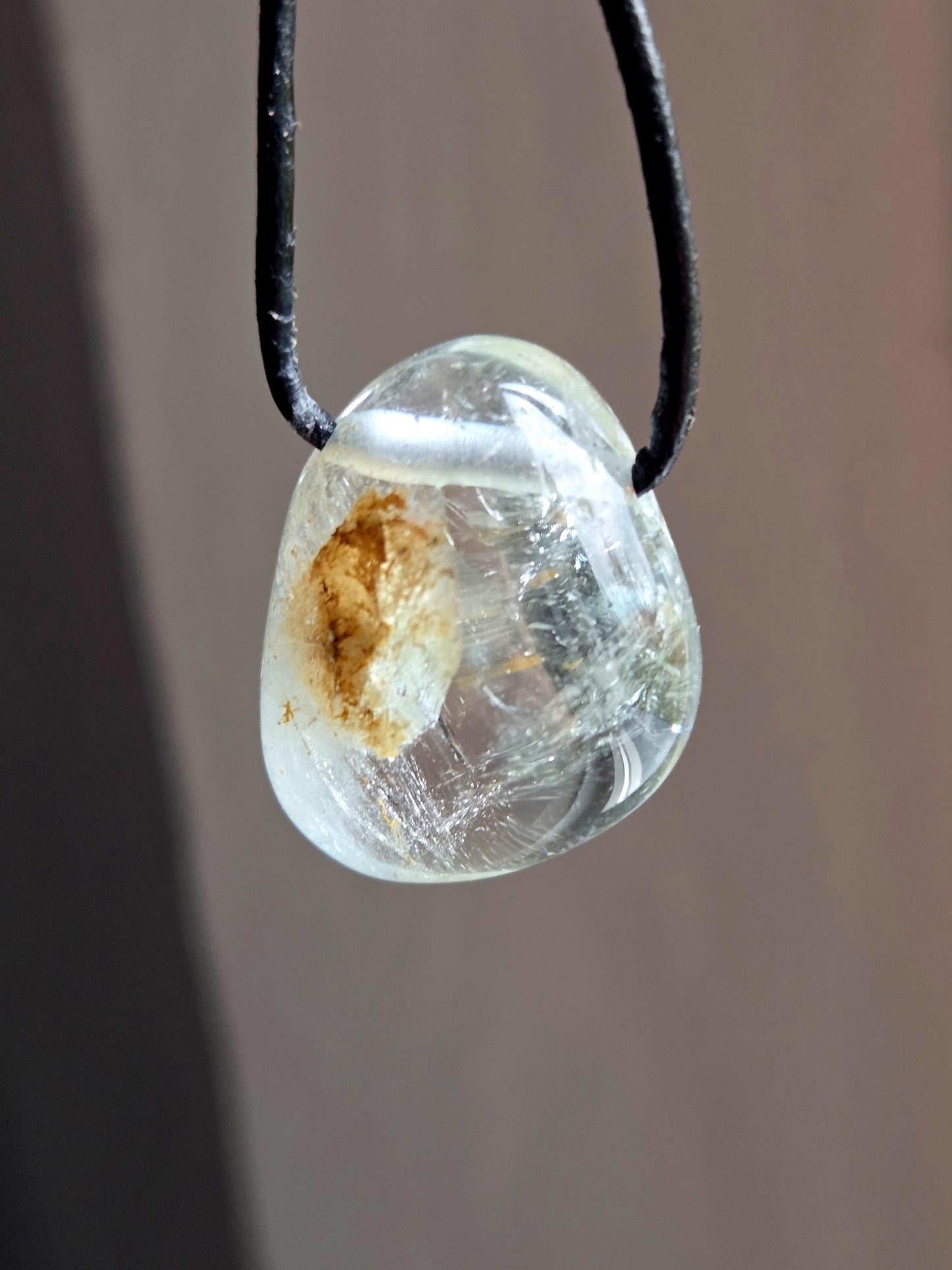 Topas weiß Anhänger, 28 x 23 x 14 mm, gebohrt, an verstellbarem Lederband