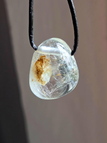 Topas weiß Anhänger, 28 x 23 x 14 mm, gebohrt, an verstellbarem Lederband