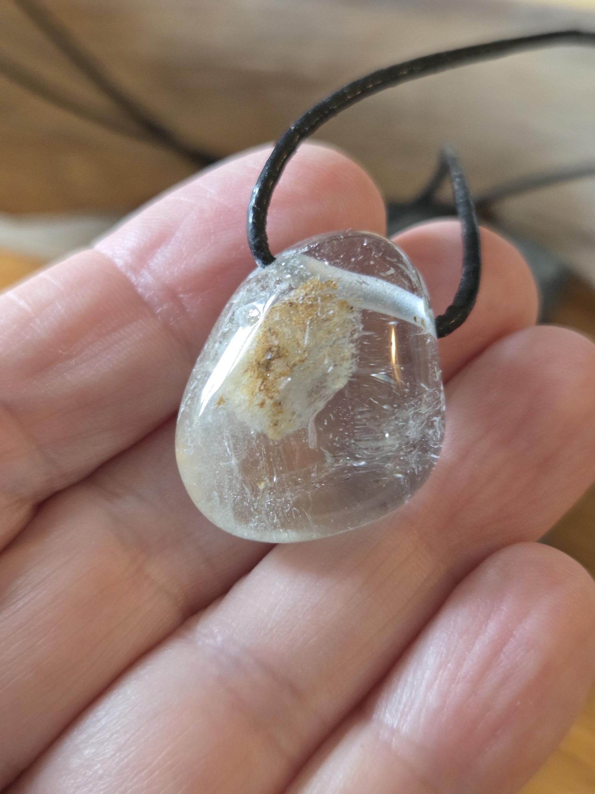 Topas weiß Anhänger, 28 x 23 x 14 mm, gebohrt, an verstellbarem Lederband