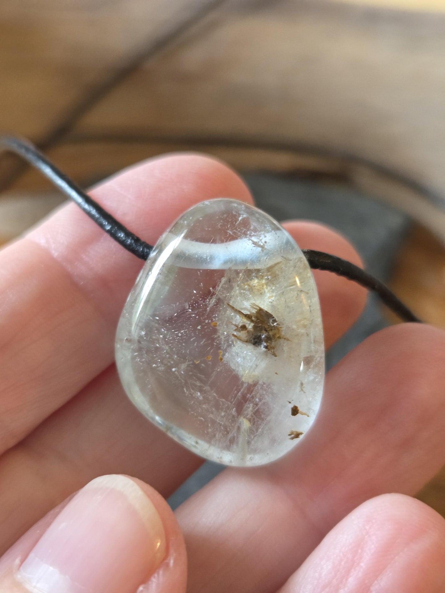 Topas weiß Anhänger, 28 x 23 x 14 mm, gebohrt, an verstellbarem Lederband