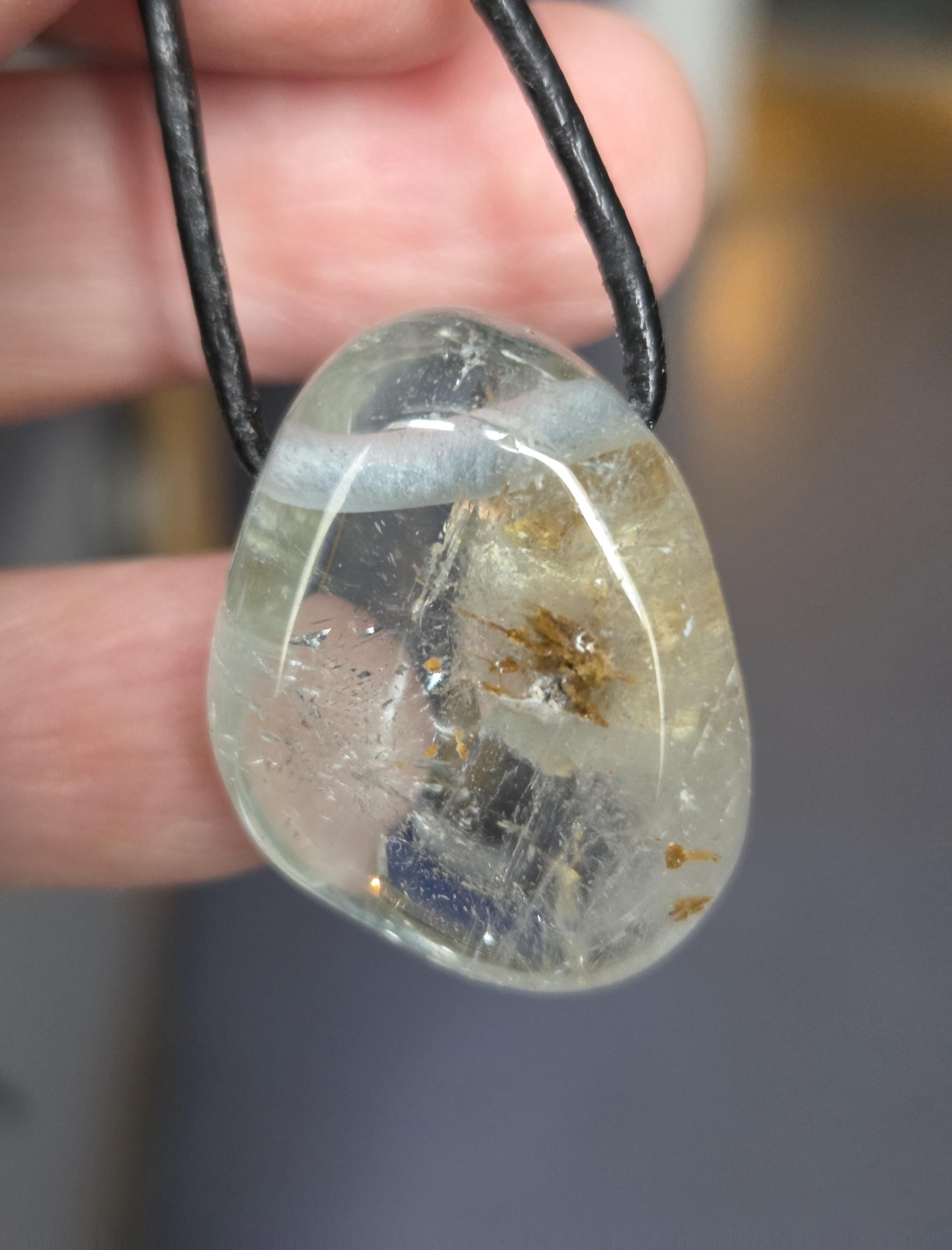 Topas weiß Anhänger, 28 x 23 x 14 mm, gebohrt, an verstellbarem Lederband