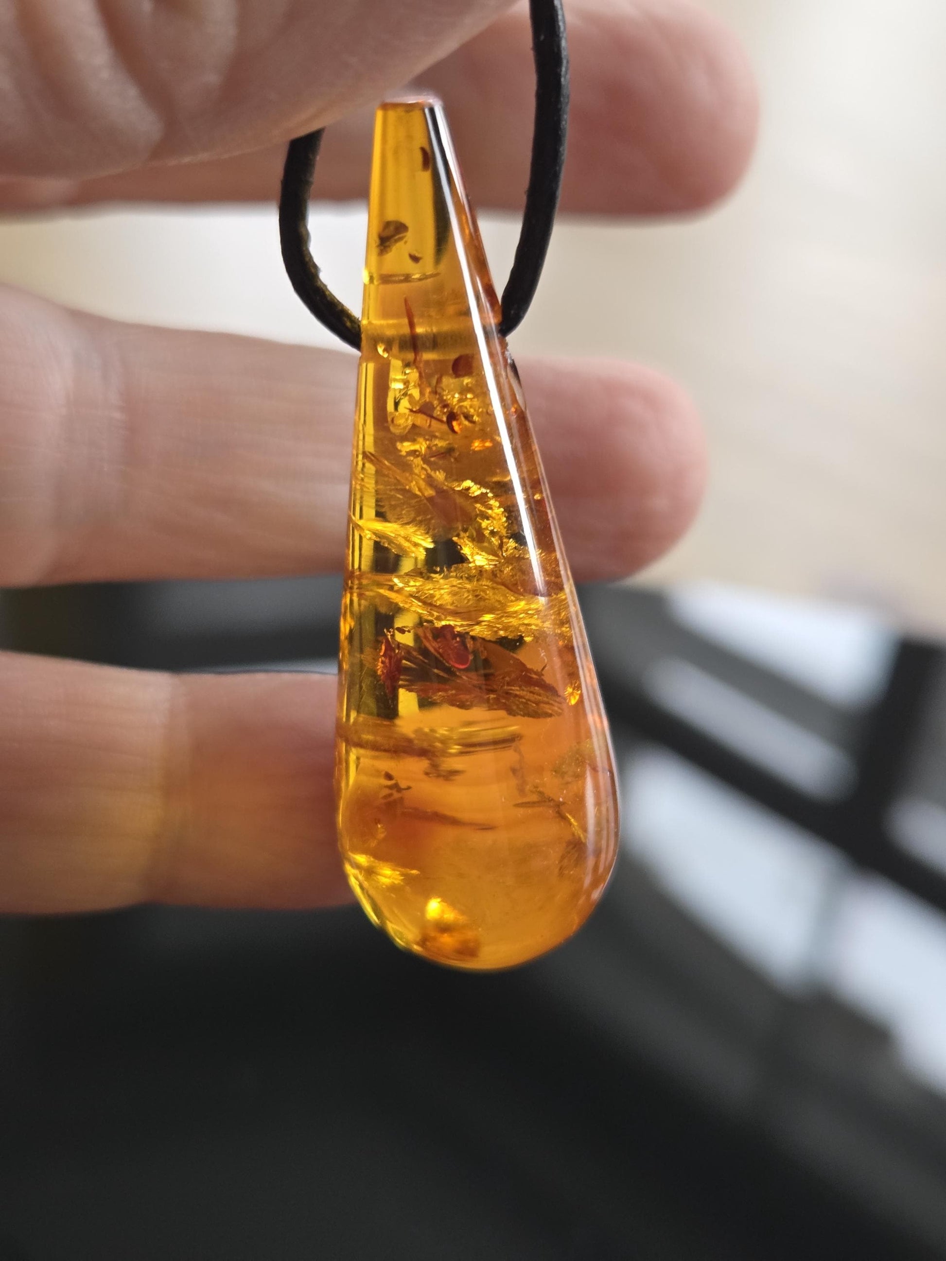Wunderschöner baltischer Bernstein Anhänger, mit Einschlüssen, Amulett, Amber pendant, 48 x 17 x 17 mm, an verstellbarem Lederband