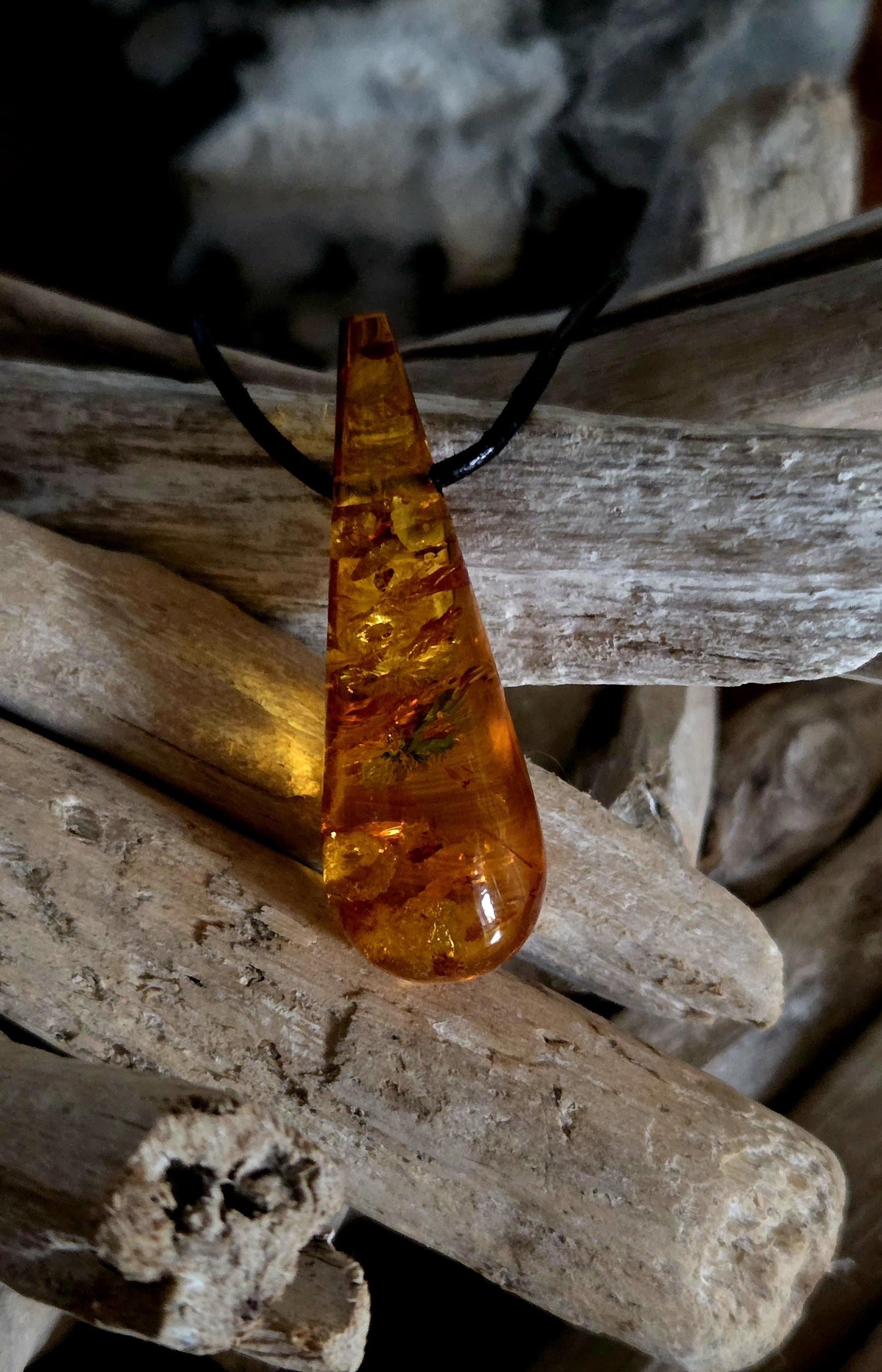 Wunderschöner baltischer Bernstein Anhänger, mit Einschlüssen, Amulett, Amber pendant, 48 x 17 x 17 mm, an verstellbarem Lederband