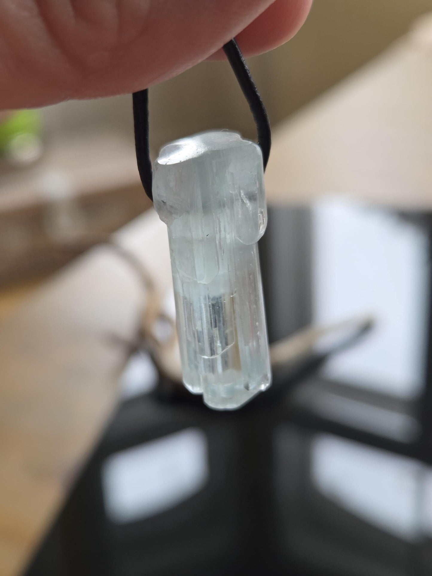 Atemberaubender Aquamarin Anhänger Rohstein Mehrfach Stäbchen , Anhänger 33 x 13 x 12 mm, gebohrt, an verstellbarem Lederband