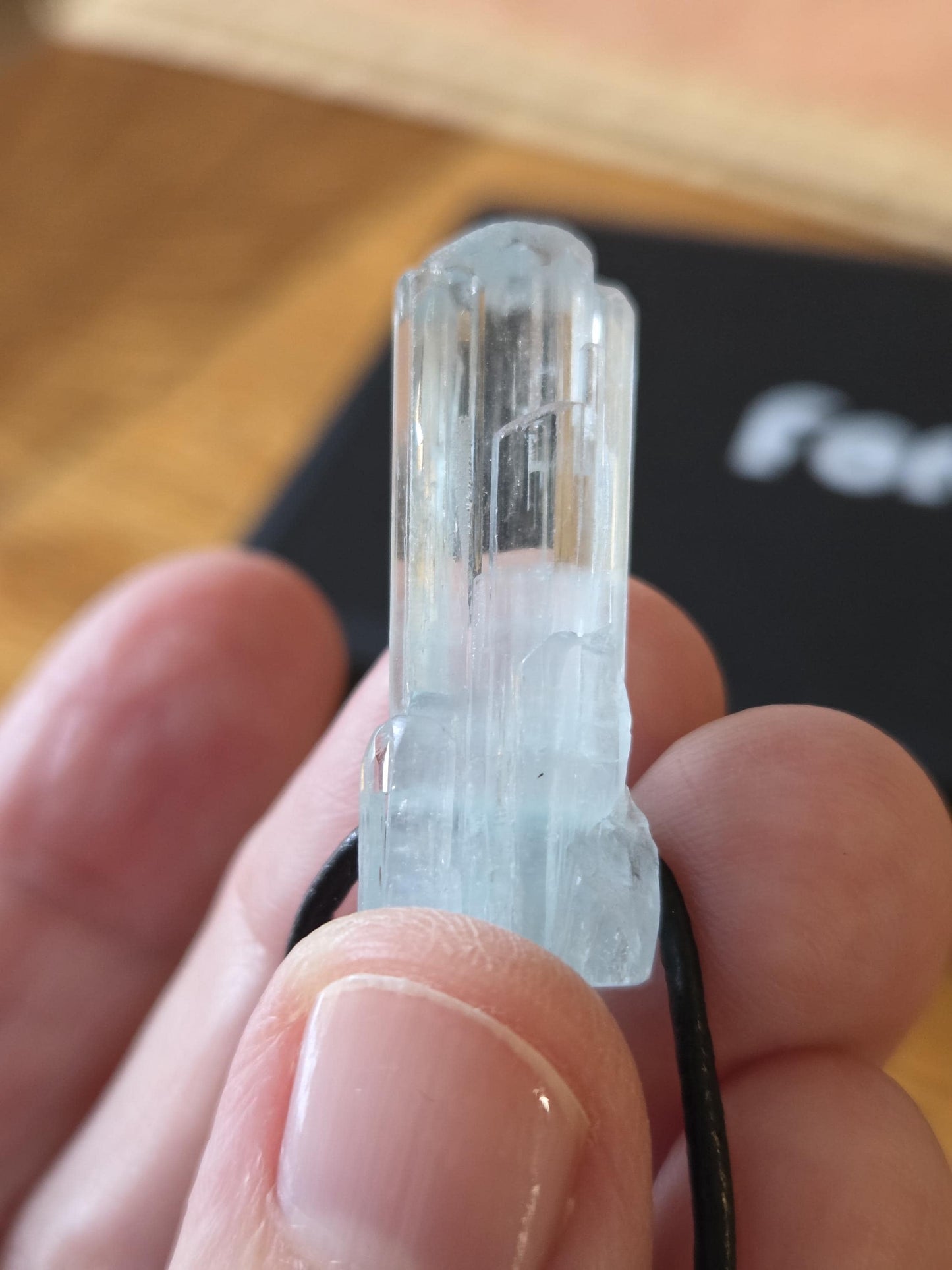 Atemberaubender Aquamarin Anhänger Rohstein Mehrfach Stäbchen , Anhänger 33 x 13 x 12 mm, gebohrt, an verstellbarem Lederband
