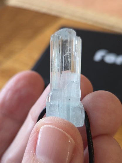 Atemberaubender Aquamarin Anhänger Rohstein Mehrfach Stäbchen , Anhänger 33 x 13 x 12 mm, gebohrt, an verstellbarem Lederband