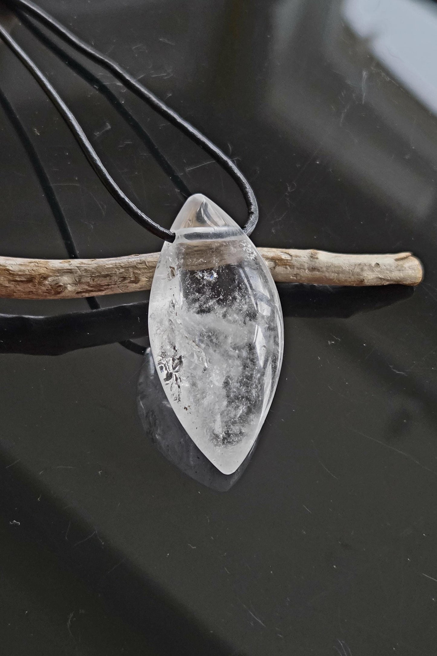 Bergkristall Phantomquarz Anhänger, Navette förmig, 42 x 22 x 12 mm, gebohrt, an verstellbarem Lederband, Mont Blanc