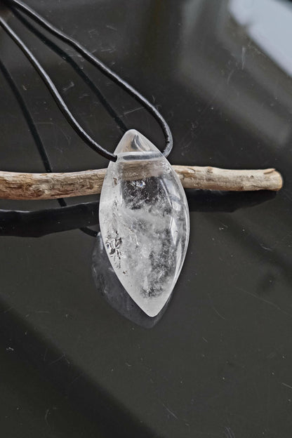 Bergkristall Phantomquarz Anhänger, Navette förmig, 42 x 22 x 12 mm, gebohrt, an verstellbarem Lederband, Mont Blanc