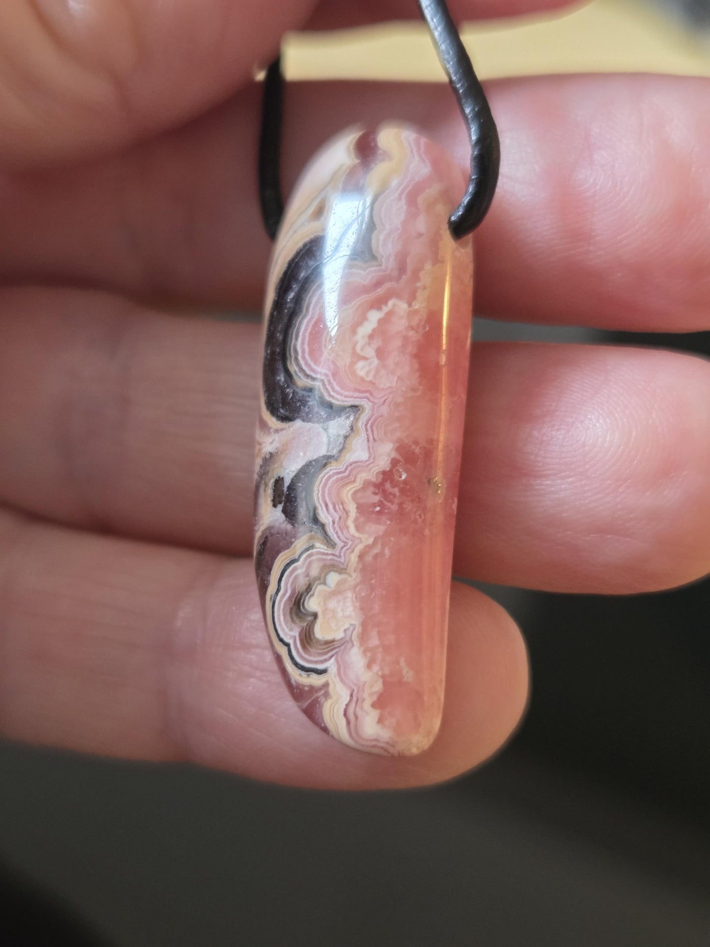 Traumhafter Rhodochrosit Anhänger, 39 x 15 x 8 mm, gebohrt, an verstellbarem Lederband