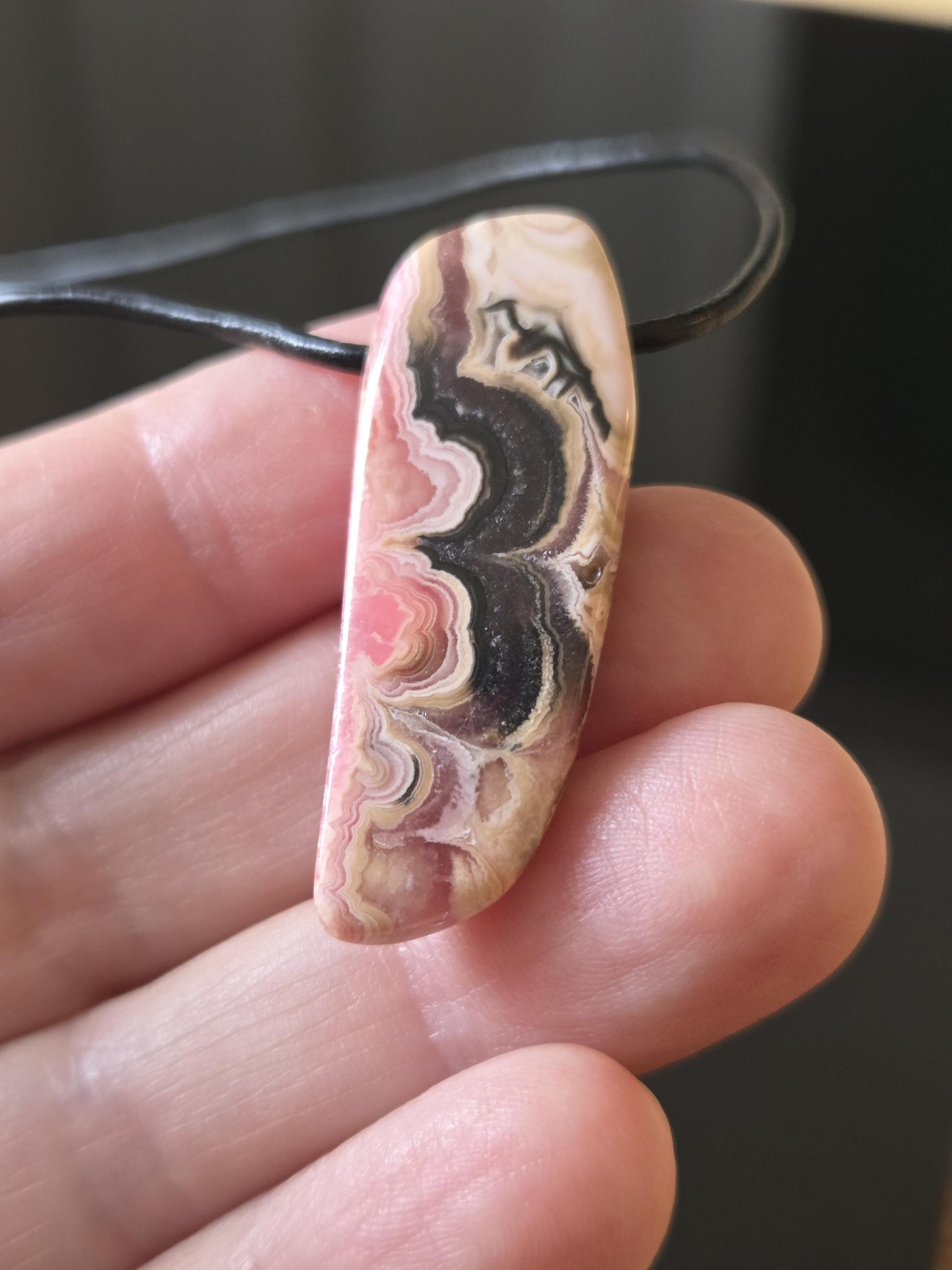 Traumhafter Rhodochrosit Anhänger, 39 x 15 x 8 mm, gebohrt, an verstellbarem Lederband