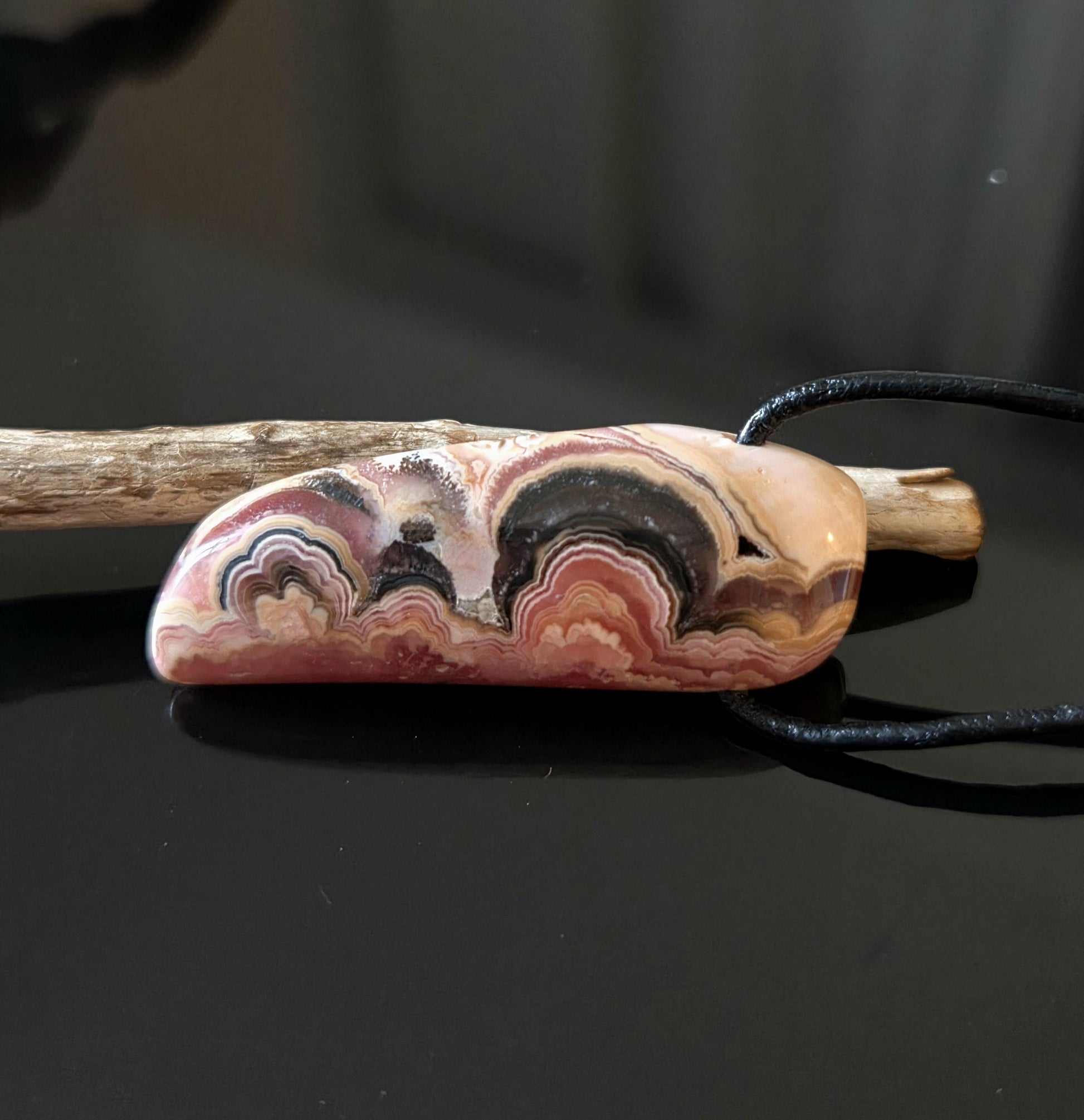 Traumhafter Rhodochrosit Anhänger, 39 x 15 x 8 mm, gebohrt, an verstellbarem Lederband