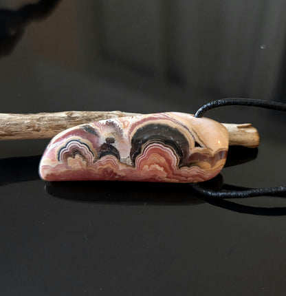 Traumhafter Rhodochrosit Anhänger, 39 x 15 x 8 mm, gebohrt, an verstellbarem Lederband