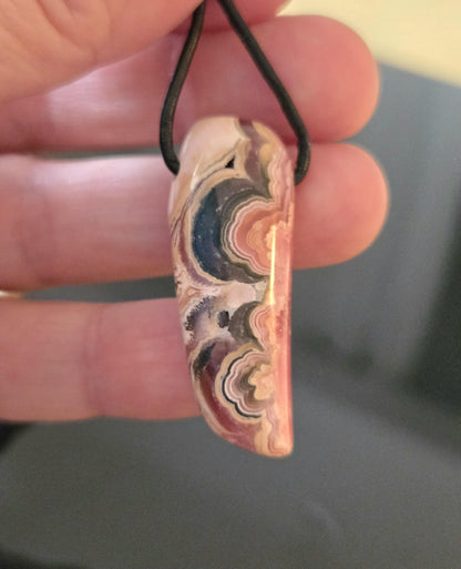 Traumhafter Rhodochrosit Anhänger, 39 x 15 x 8 mm, gebohrt, an verstellbarem Lederband