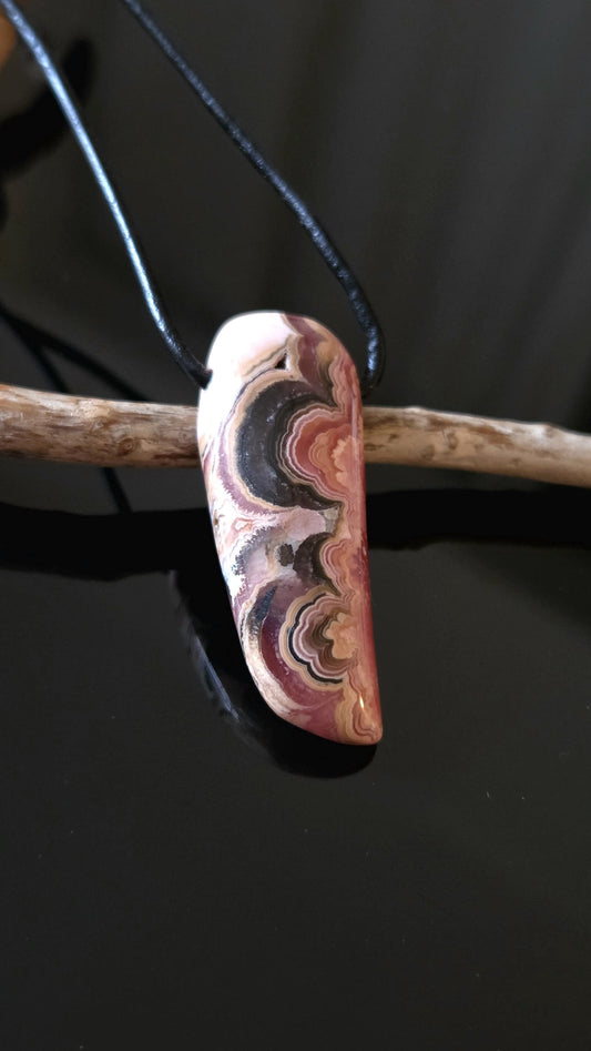 Traumhafter Rhodochrosit Anhänger, 39 x 15 x 8 mm, gebohrt, an verstellbarem Lederband