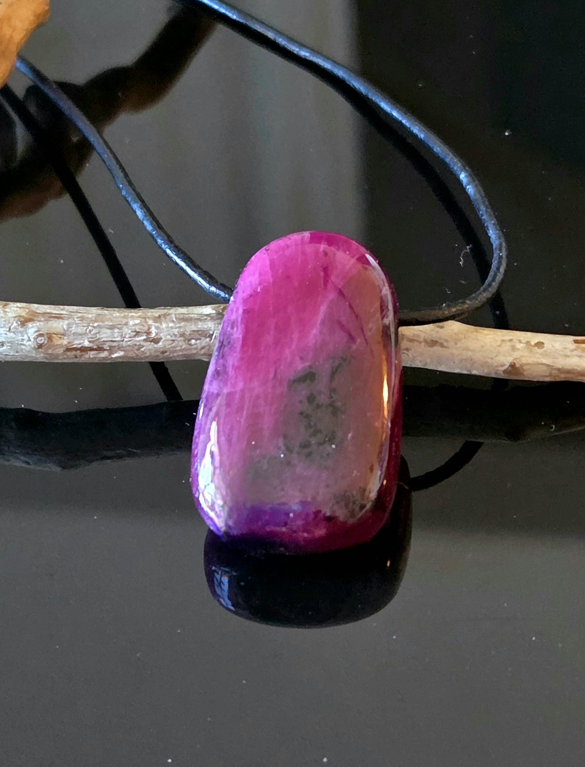 Magischer Rubin Kristall Vollstein Anhänger, 34 x 19 x 10 mm, gebohrt, an verstellbarem Lederband