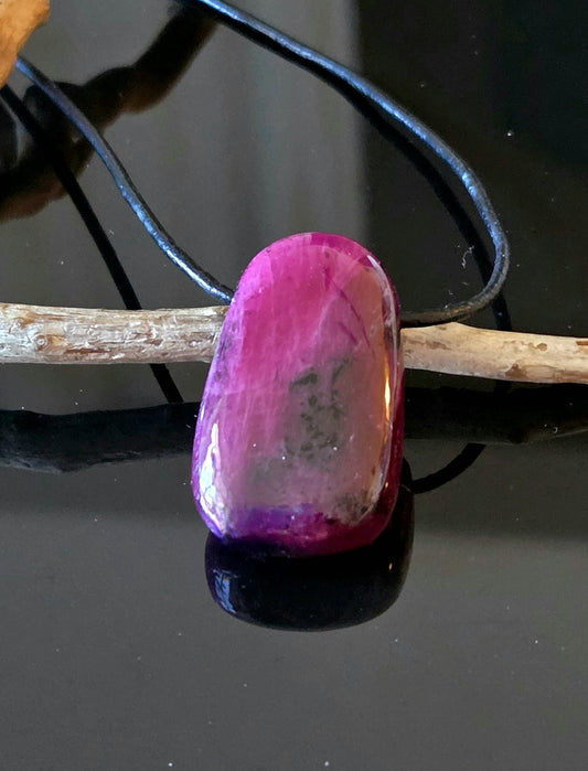 Magischer Rubin Kristall Vollstein Anhänger, 34 x 19 x 10 mm, gebohrt, an verstellbarem Lederband