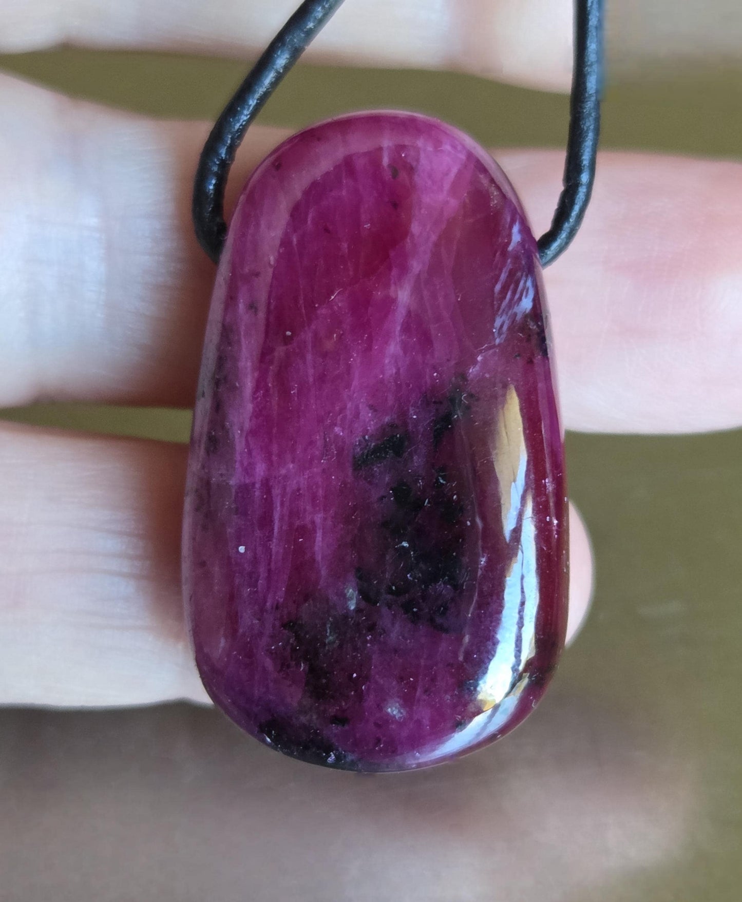 Magischer Rubin Kristall Vollstein Anhänger, 34 x 19 x 10 mm, gebohrt, an verstellbarem Lederband