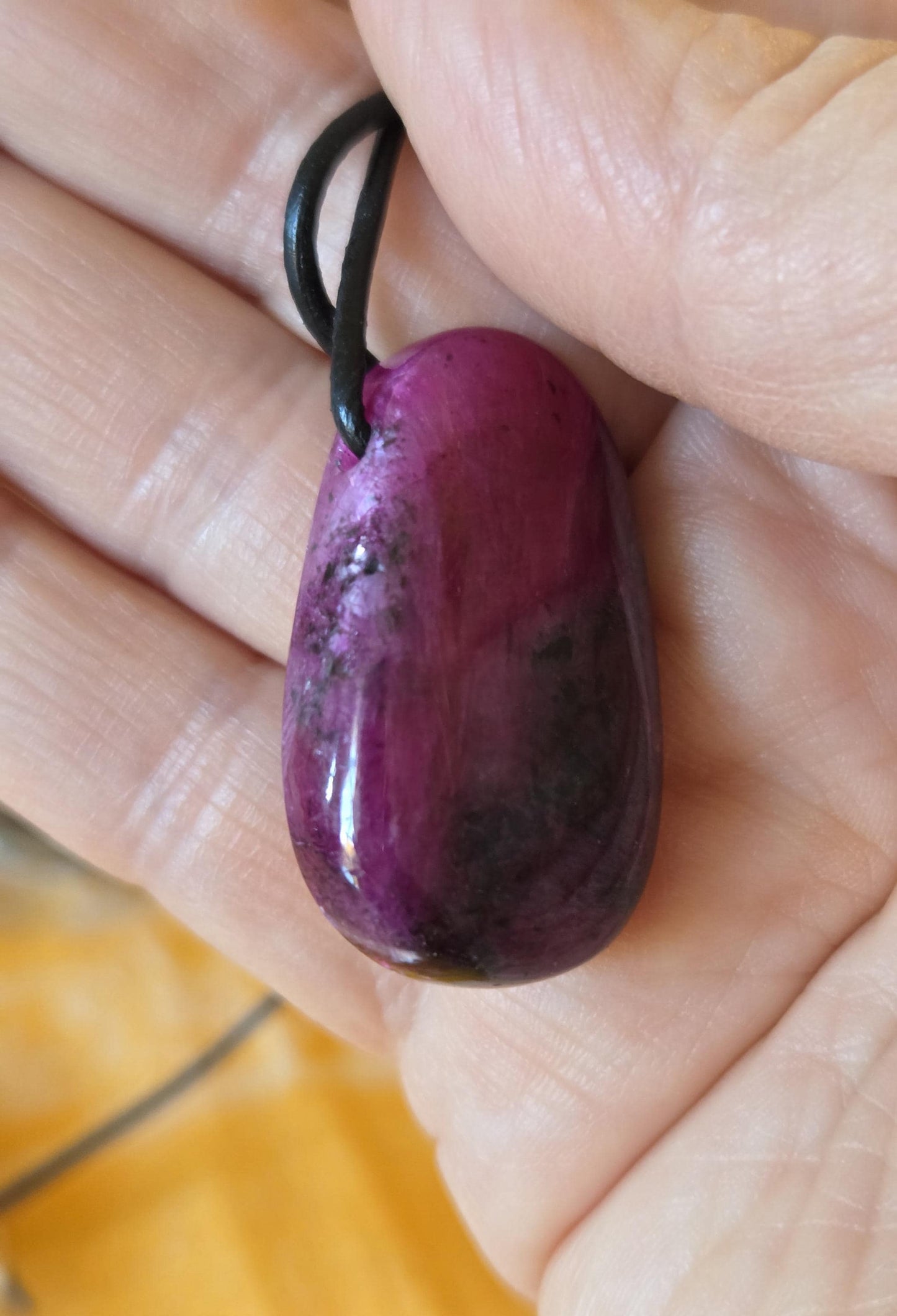 Magischer Rubin Kristall Vollstein Anhänger, 34 x 19 x 10 mm, gebohrt, an verstellbarem Lederband
