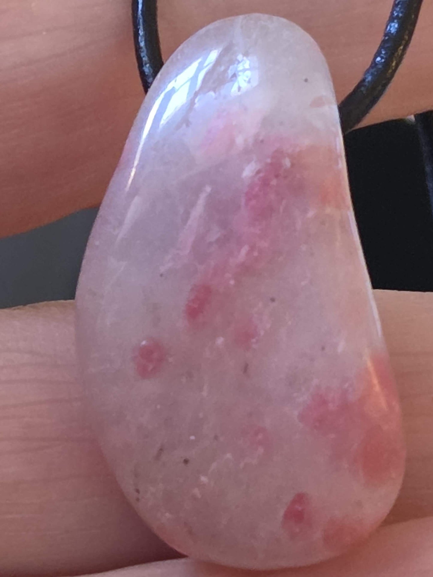 Rhodonit in Quarz Anhänger, 32 x 18 x 16 mm, gebohrt, an verstellbarem Lederband