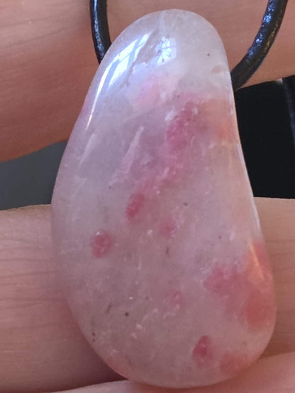 Rhodonit in Quarz Anhänger, 32 x 18 x 16 mm, gebohrt, an verstellbarem Lederband
