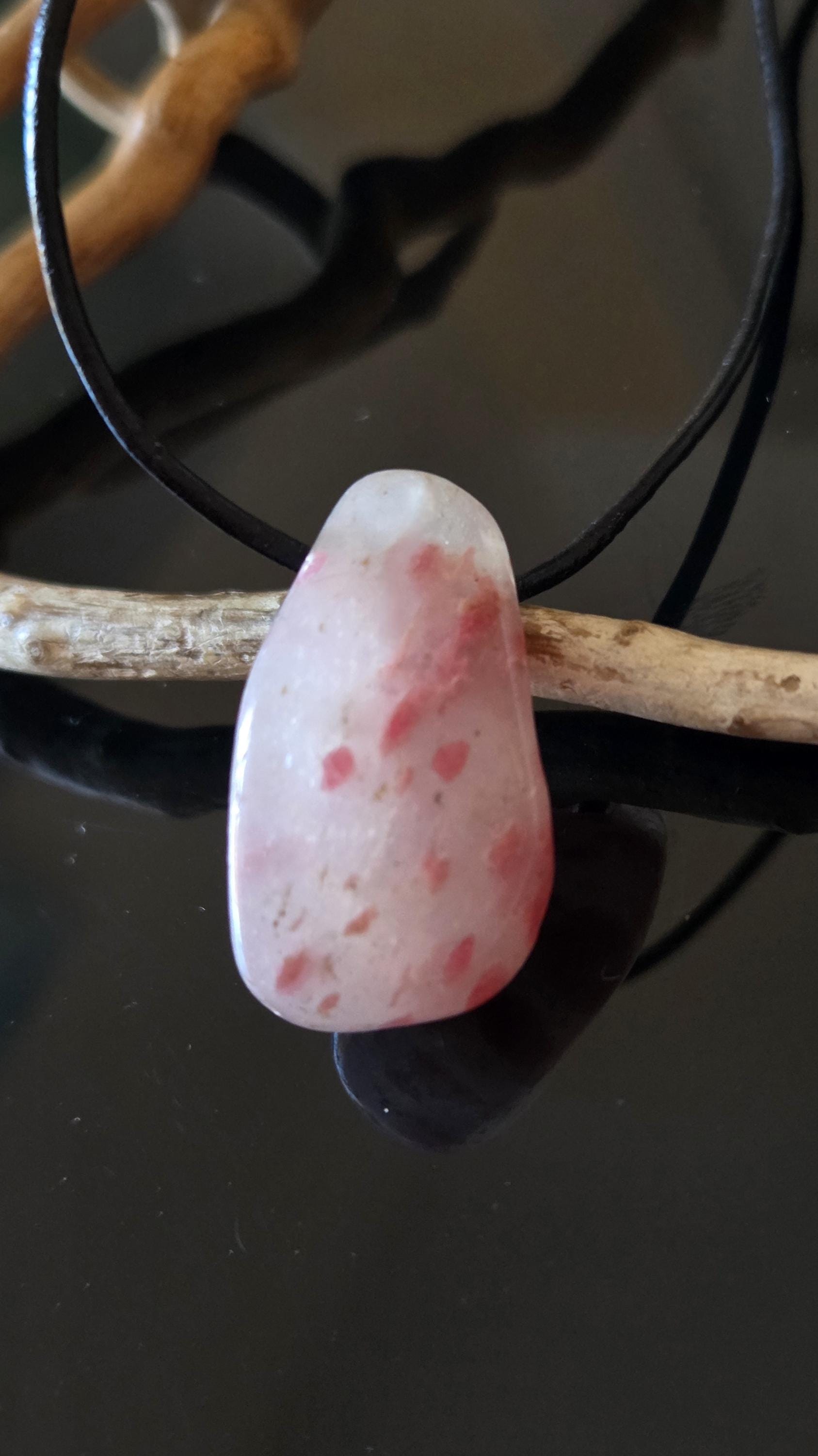 Rhodonit in Quarz Anhänger, 32 x 18 x 16 mm, gebohrt, an verstellbarem Lederband