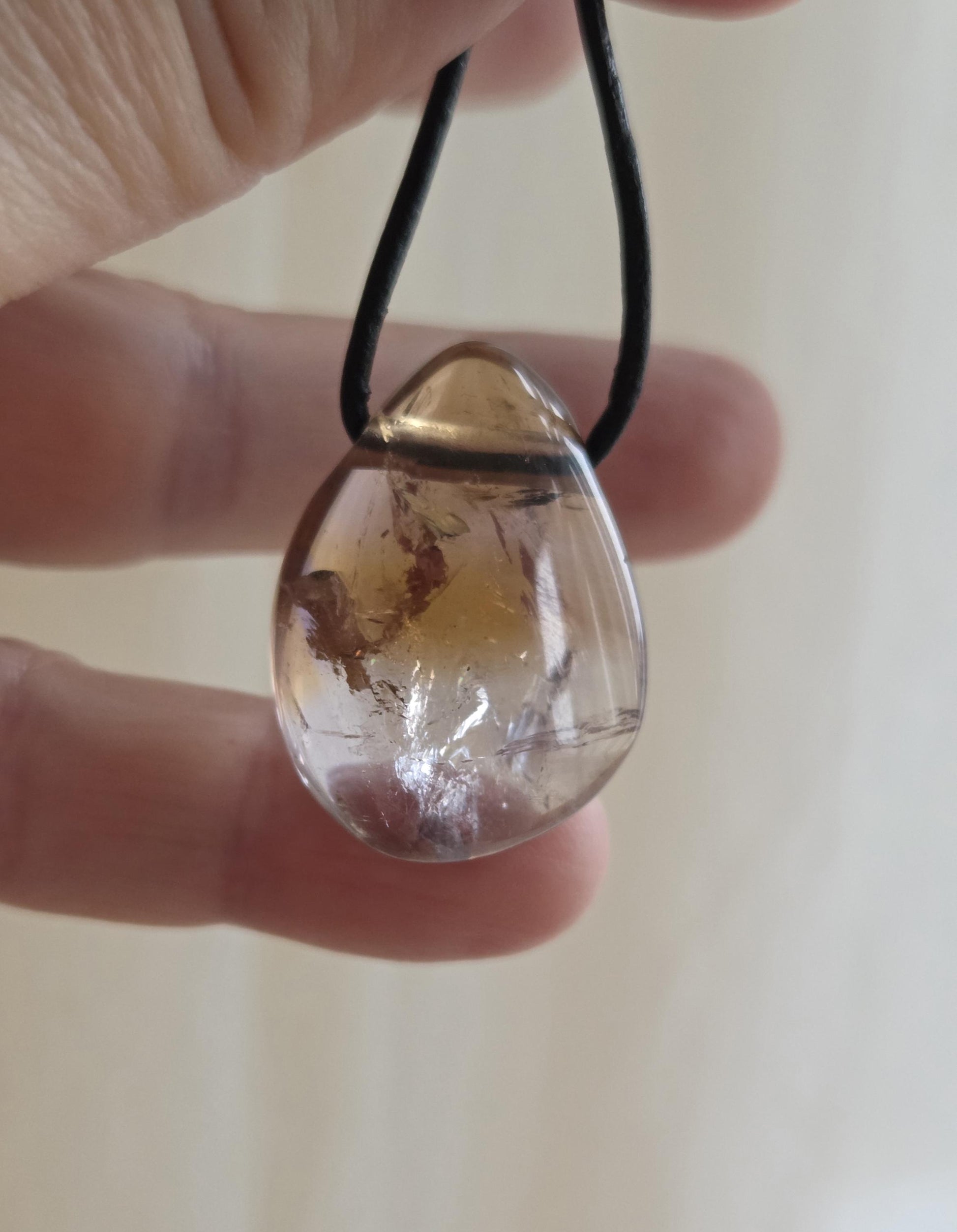 Ametrin Anhänger Amethyst mit Citrin, 30 x 21 x 12 mm, gebohrt, am Lederband, selten geworden!