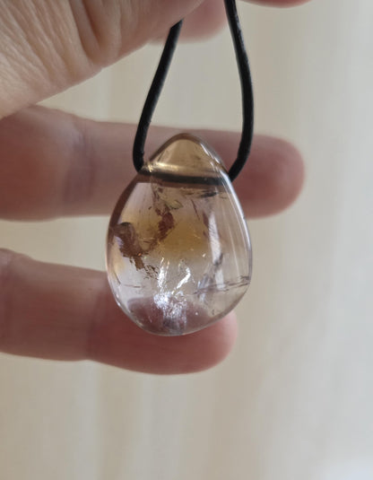 Ametrin Anhänger Amethyst mit Citrin, 30 x 21 x 12 mm, gebohrt, am Lederband, selten geworden!