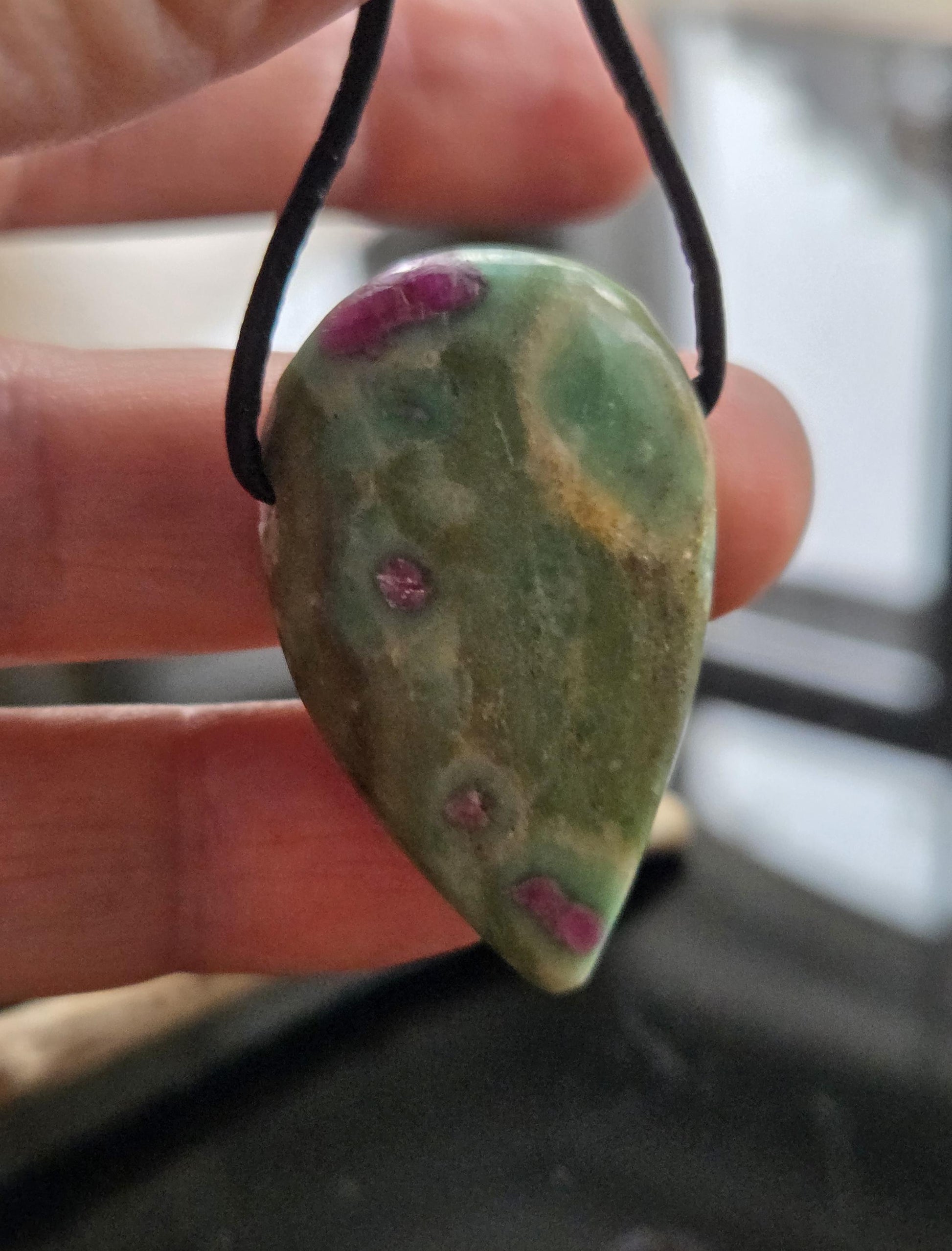 Rubin in Fuchsit Anhänger, tropfenförmig, 38 x 23 x 8 mm, gebohrt, an verstellbarem Lederband