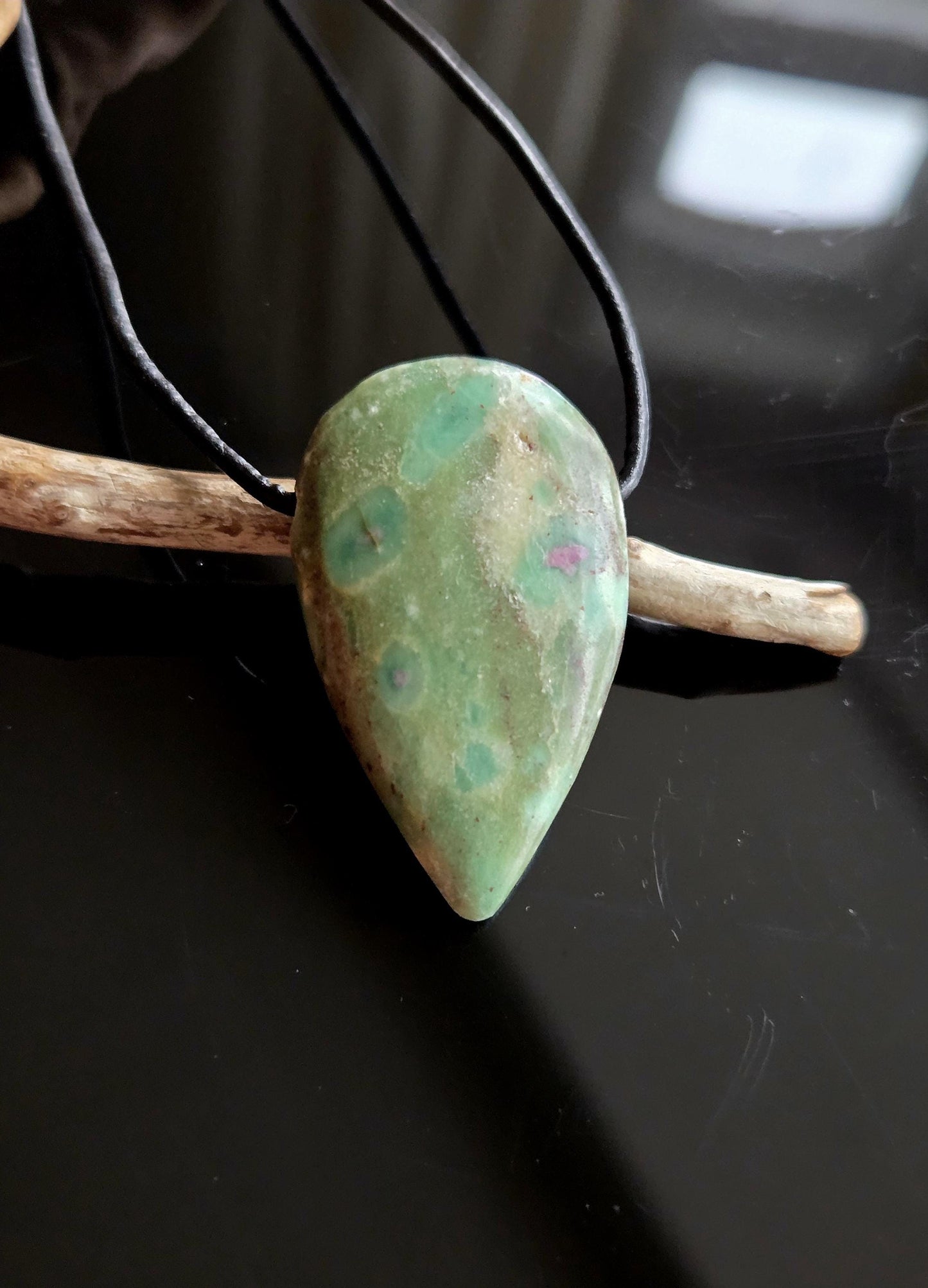 Rubin in Fuchsit Anhänger, tropfenförmig, 38 x 23 x 8 mm, gebohrt, an verstellbarem Lederband