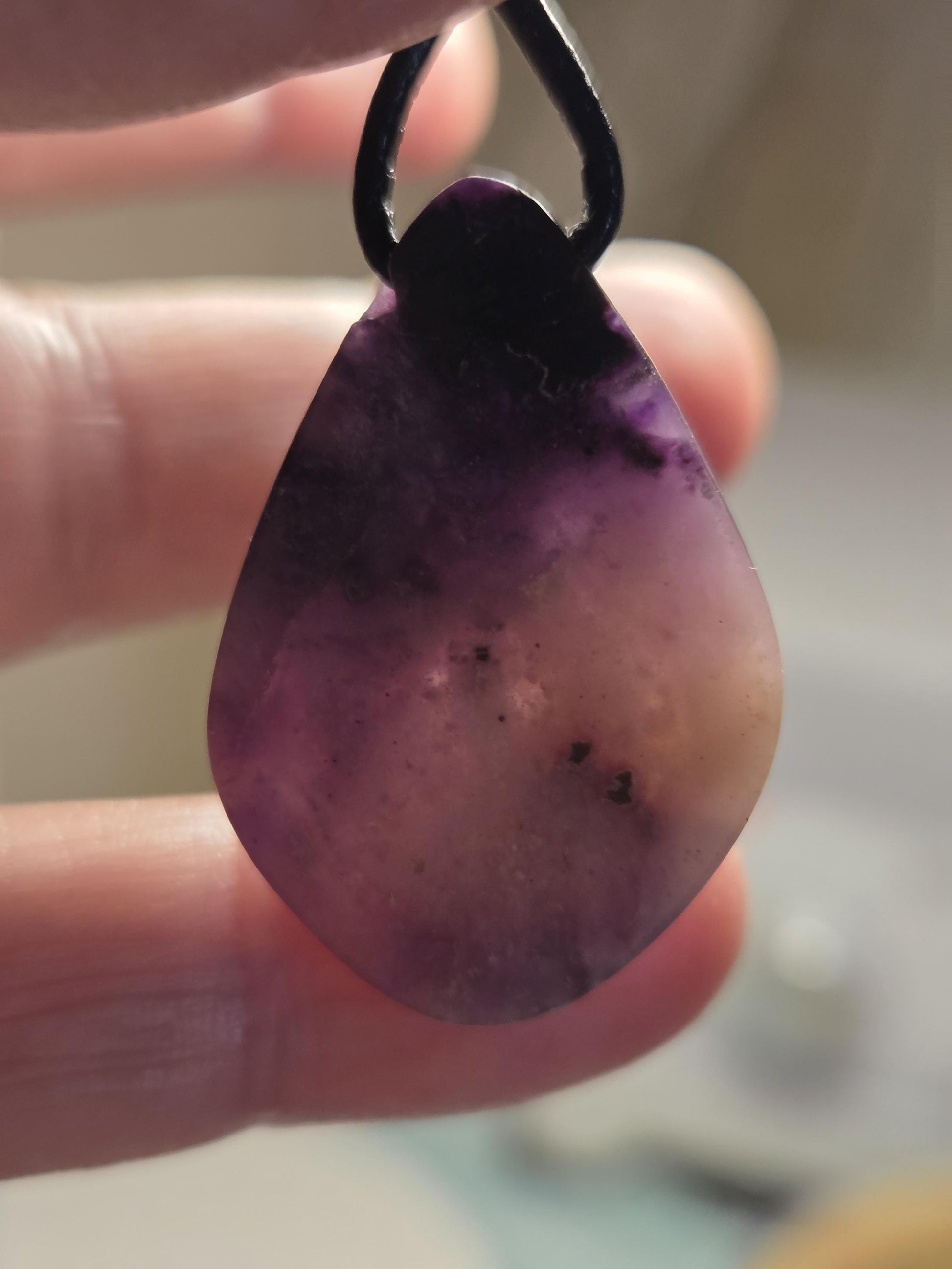 Sugilith Gelsugilith Gel Sugilith Anhänger, 33 x 22 x 5 mm, gebohrt, an verstellbarem Lederband