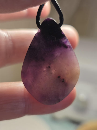 Sugilith Gelsugilith Gel Sugilith Anhänger, 33 x 22 x 5 mm, gebohrt, an verstellbarem Lederband