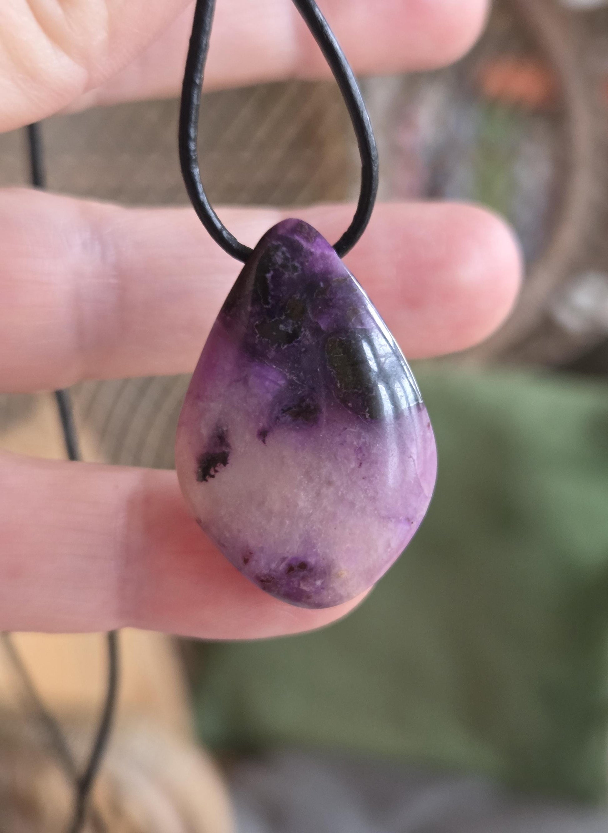 Sugilith Gelsugilith Gel Sugilith Anhänger, 33 x 22 x 5 mm, gebohrt, an verstellbarem Lederband