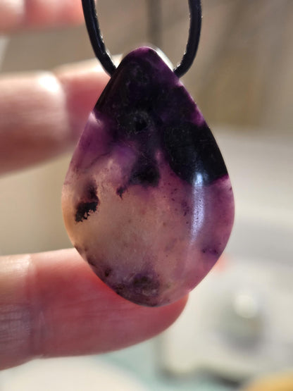 Sugilith Gelsugilith Gel Sugilith Anhänger, 33 x 22 x 5 mm, gebohrt, an verstellbarem Lederband