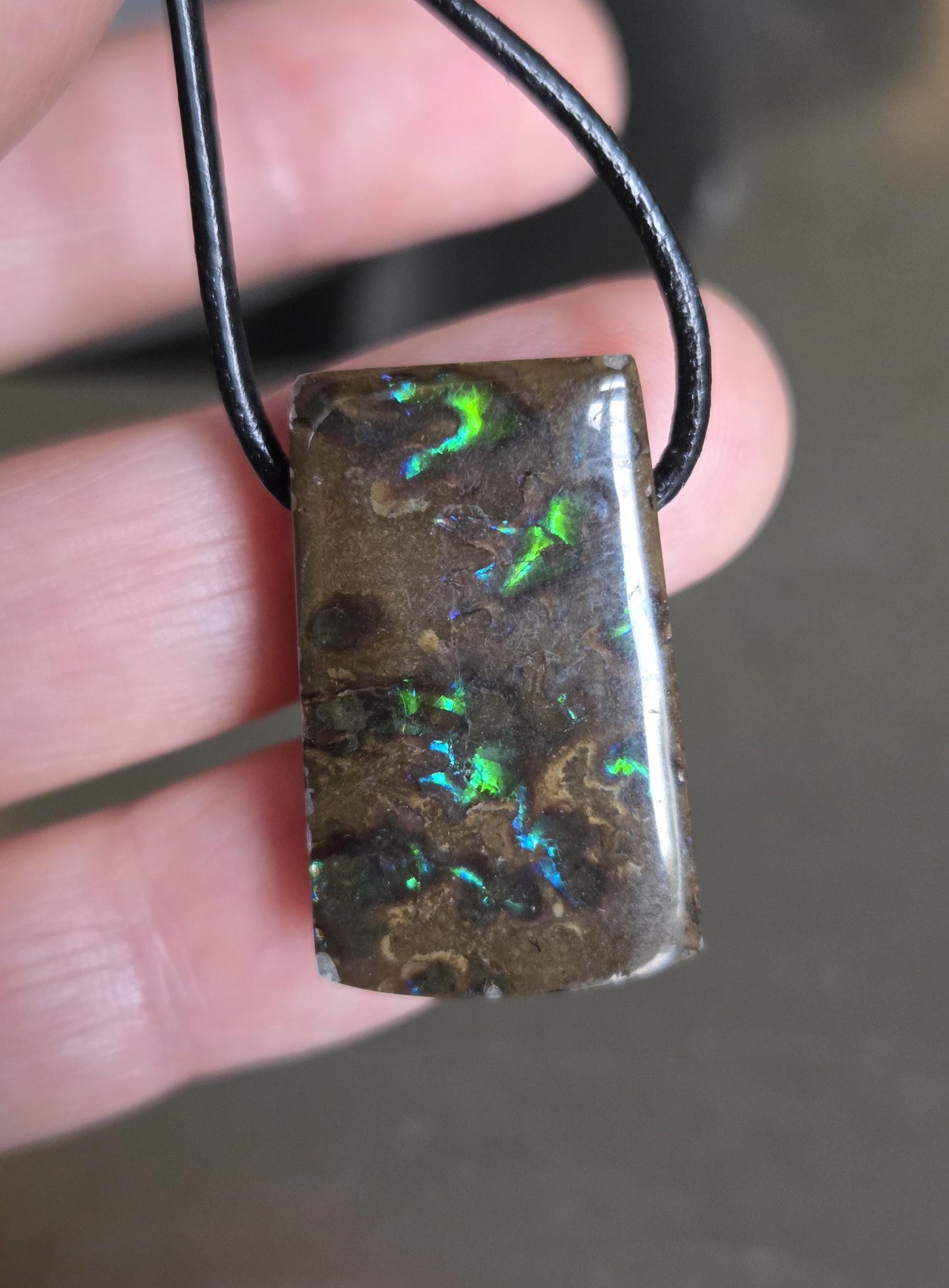 Seltener Ammolit Opal Anhänger blau grün, aus Alberta Kanada, 28 x 17 x 9 mm, gebohrt, an verstellbarem Lederband