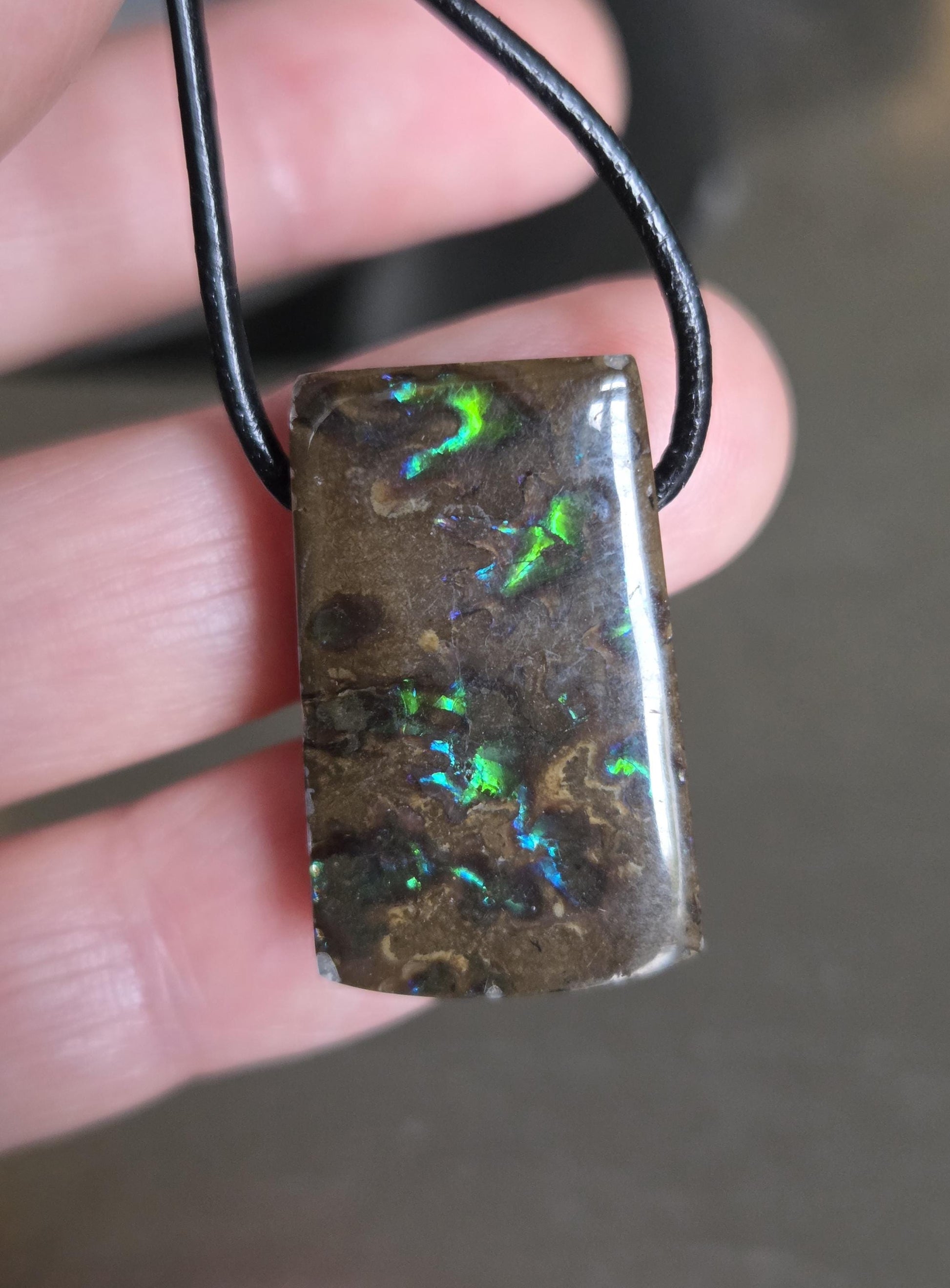 Seltener Ammolit Opal Anhänger blau grün, aus Alberta Kanada, 28 x 17 x 9 mm, gebohrt, an verstellbarem Lederband