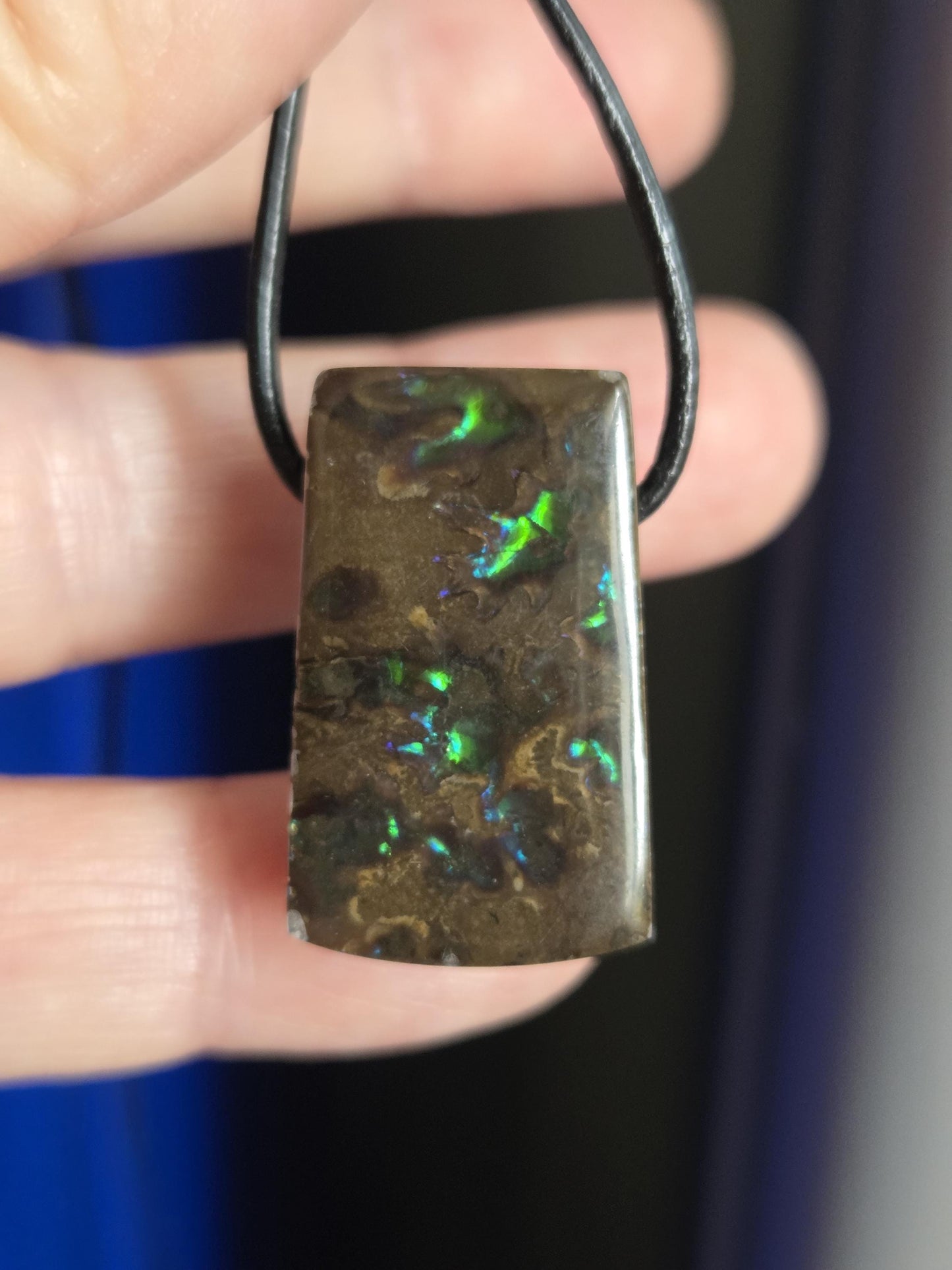 Seltener Ammolit Opal Anhänger blau grün, aus Alberta Kanada, 28 x 17 x 9 mm, gebohrt, an verstellbarem Lederband