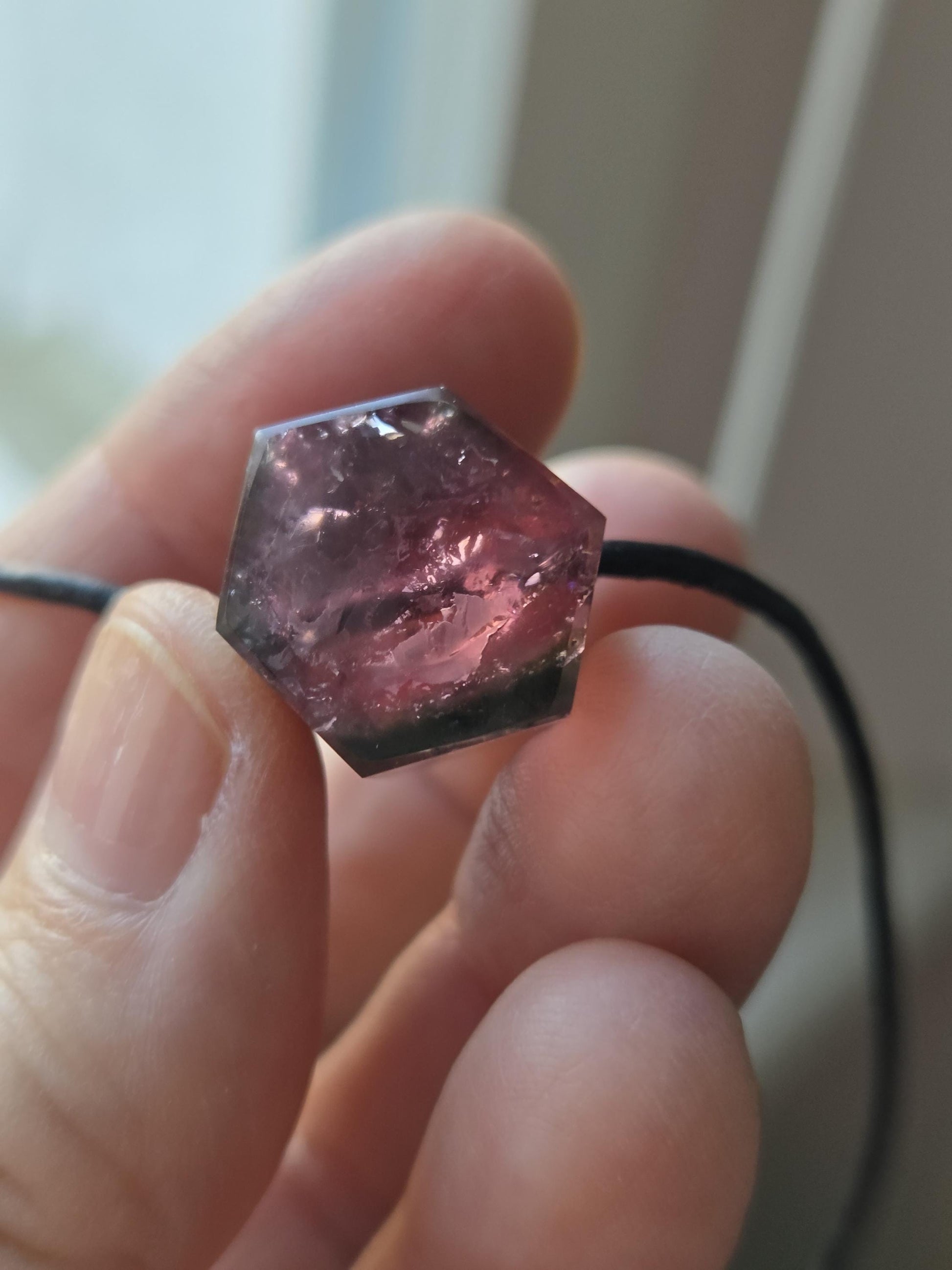 Bezaubernder Bicolor Rubellit Turmalin pink rot, mit einem Hauch von grün, Rohstein Stäbchen Anhänger, gebohrt, an verstellbarem Lederband