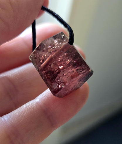 Bezaubernder Bicolor Rubellit Turmalin pink rot, mit einem Hauch von grün, Rohstein Stäbchen Anhänger, gebohrt, an verstellbarem Lederband