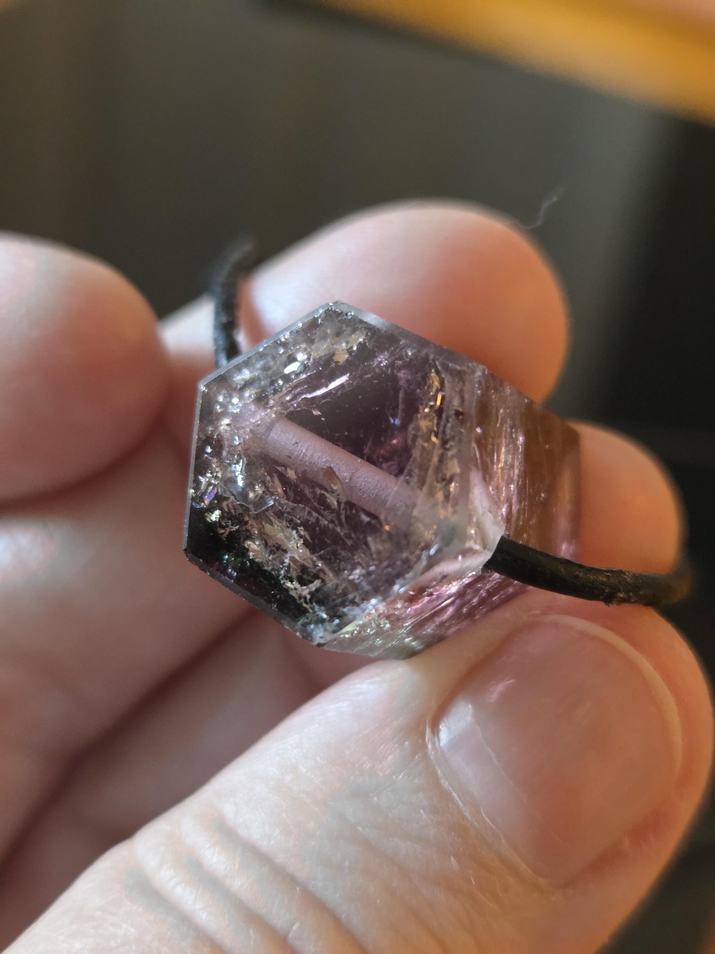 Bezaubernder Bicolor Rubellit Turmalin pink rot, mit einem Hauch von grün, Rohstein Stäbchen Anhänger, gebohrt, an verstellbarem Lederband