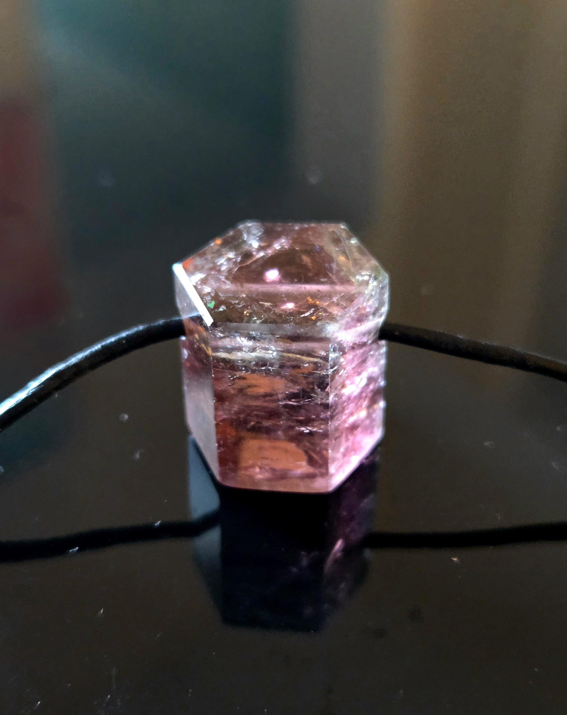 Bezaubernder Bicolor Rubellit Turmalin pink rot, mit einem Hauch von grün, Rohstein Stäbchen Anhänger, gebohrt, an verstellbarem Lederband