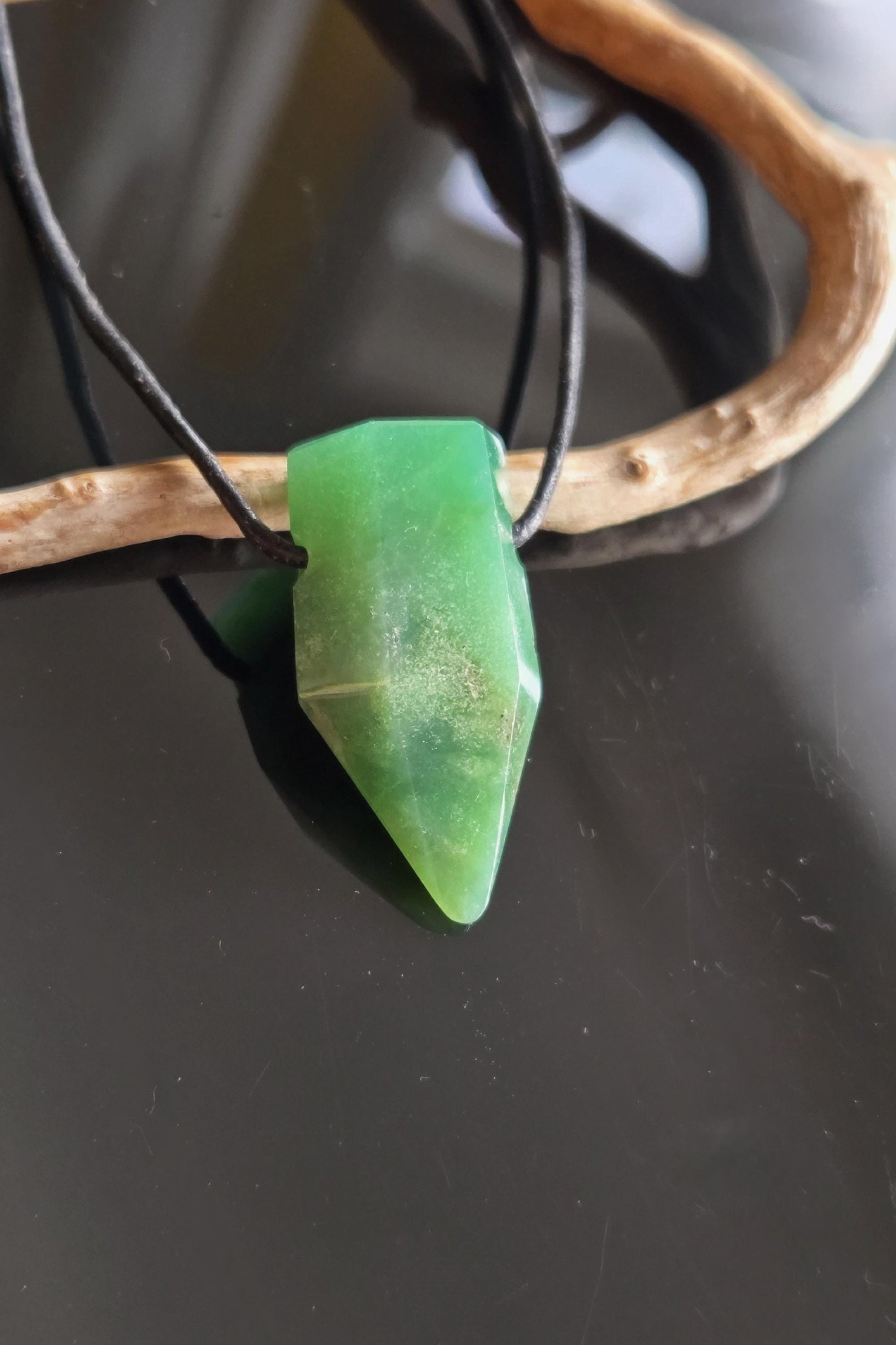 Chrysopras Anhänger Kristall Spitze Stäbchen, 36 x 16 x 14 mm, gebohrt, an verstellbarem Lederband