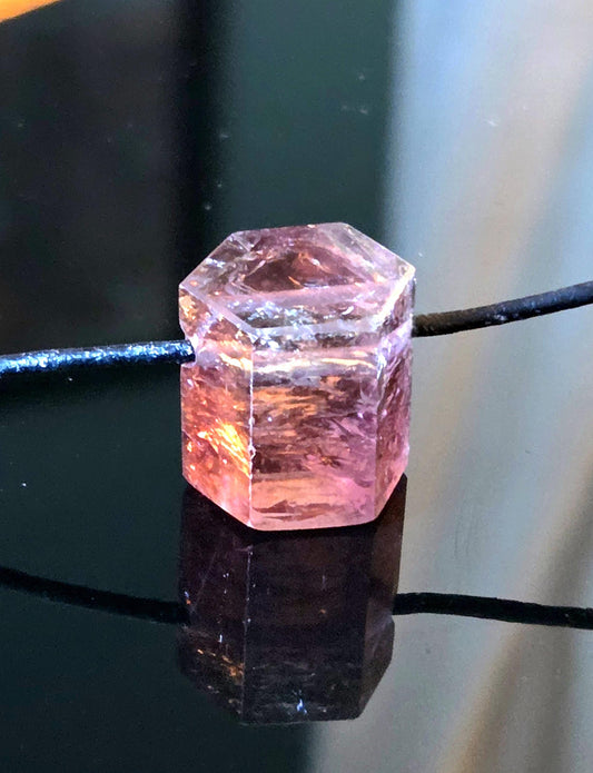 Bezaubernder Bicolor Rubellit Turmalin pink rot, mit einem Hauch von grün, Rohstein Stäbchen Anhänger, gebohrt, an verstellbarem Lederband