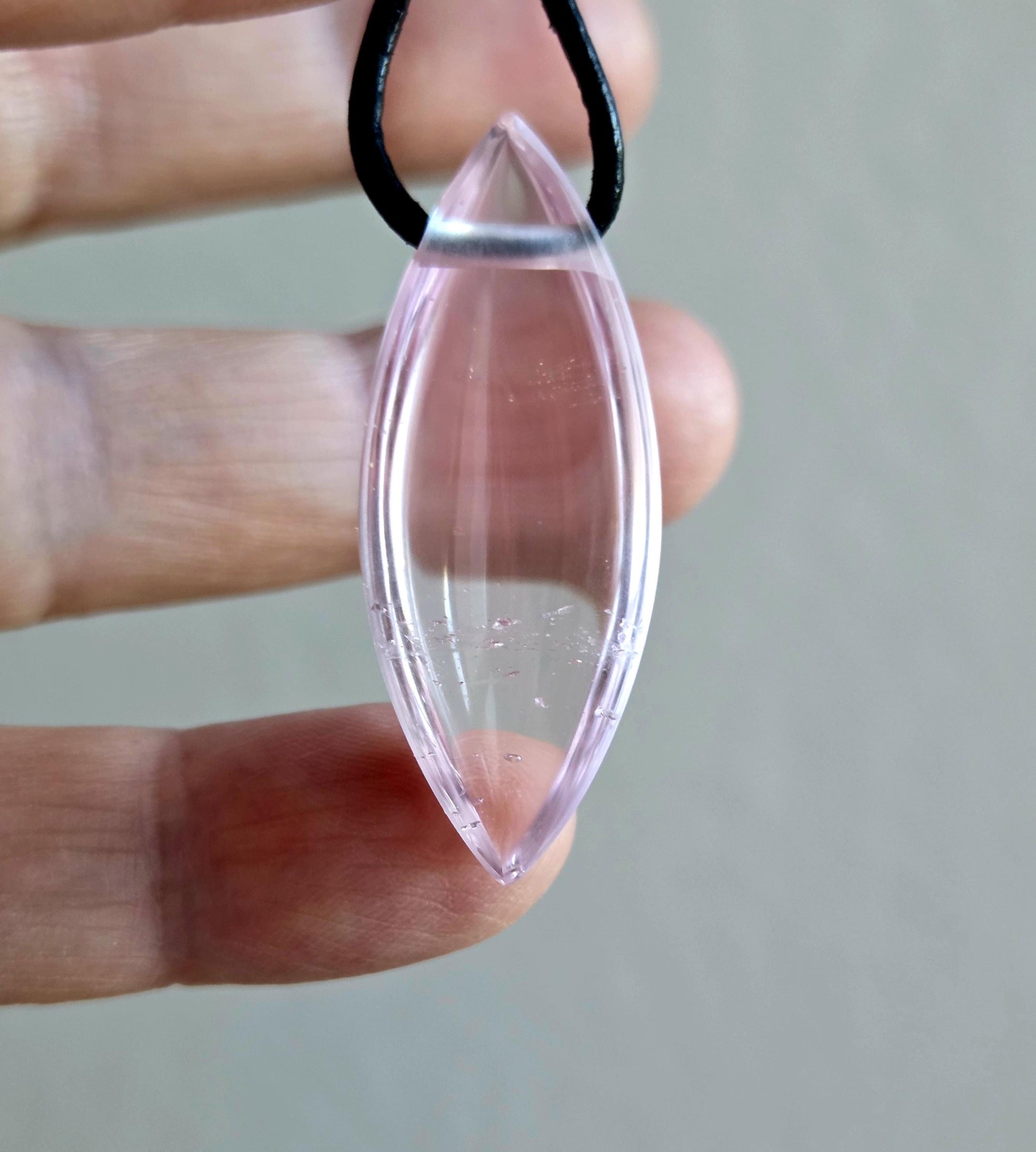 Morganit rosa Beryll Anhänger Navetteförmig, 33 x 15 x 8 mm, gebohrt, an verstellbarem Lederband